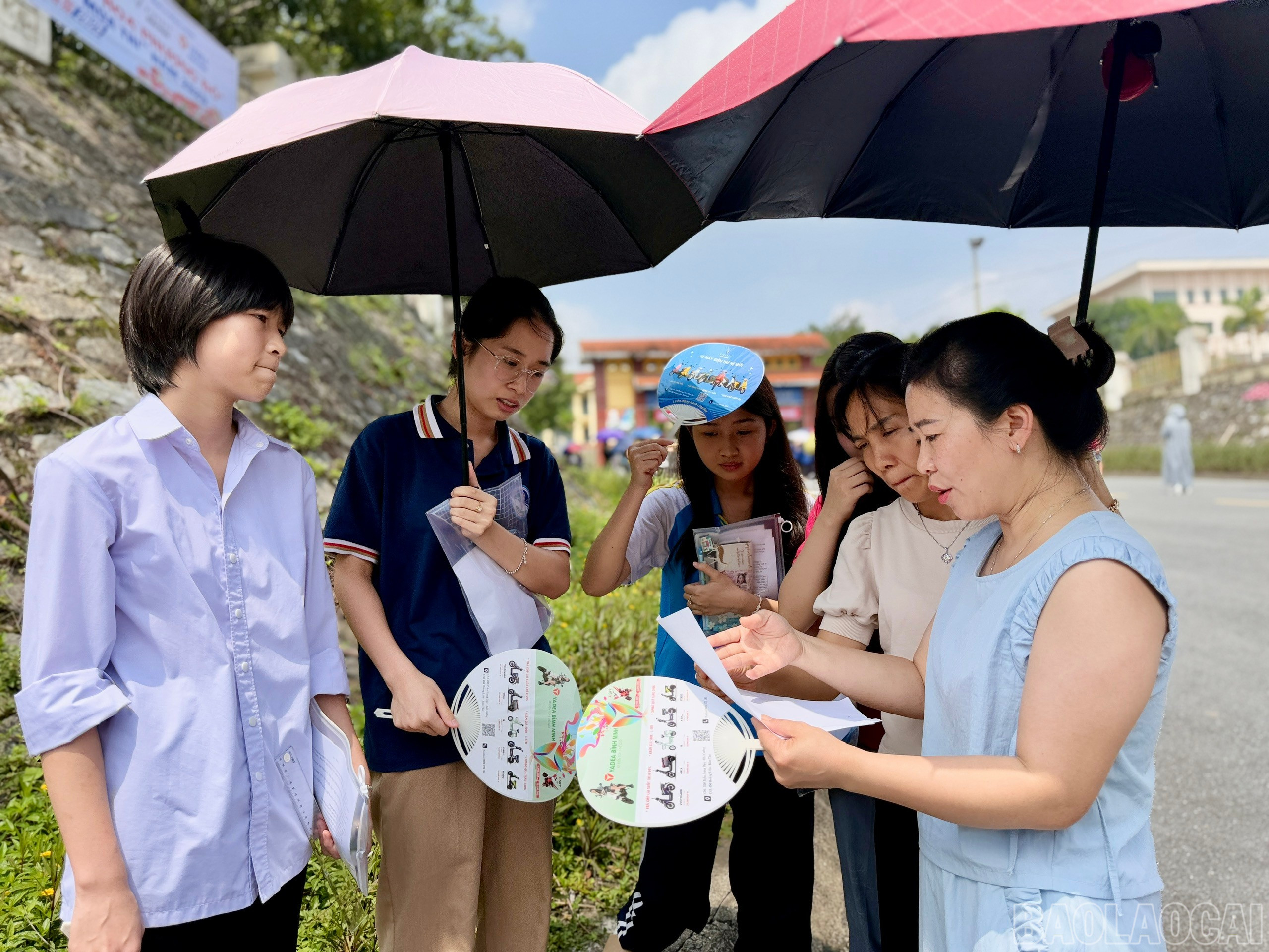 Thí sinh và các thầy, cô giáo tranh thủ chữa đề ngay sau giờ thi. baolaocai-br_z6677258639791-6ef990ac4e28b9b3f5ee2d8852fdc336.jpg