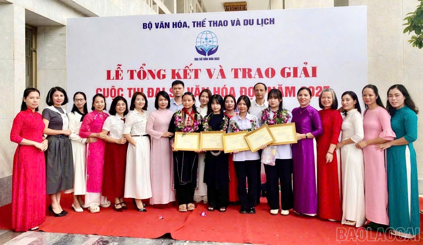 គណៈប្រតិភូ លោកគ្រូ អ្នកគ្រូ និងសិស្សានុសិស្សនៃទីក្រុង Lao Cai បានចូលរួមពិធីបិទ និងពិធីប្រគល់រង្វាន់។ រូបថត៖ Quang Vinh baolaocai-br_z7173158278500-f4d28ff3795cea4f737a2700fecf5217.jpg