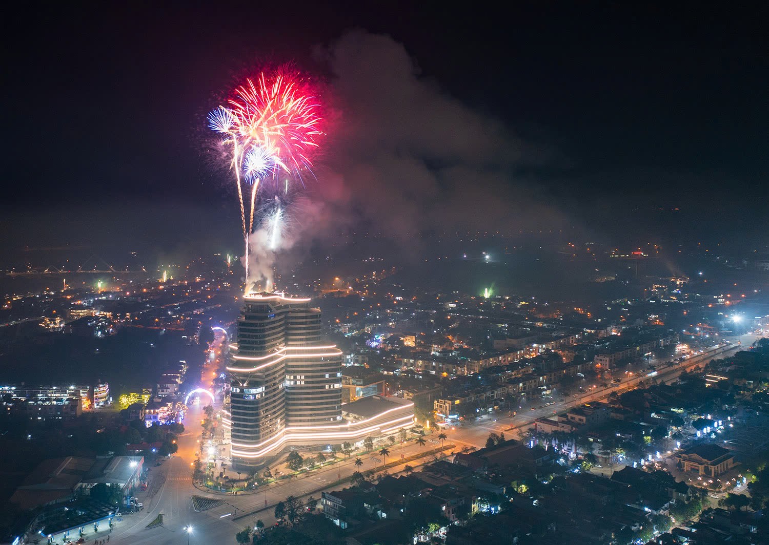 Điểm bắn từ tầm cao trên nóc tòa tháp cao nhất thành phố nên người dân có thể chiêm ngưỡng pháo hoa từ nhiều khu dân cư. z6271256111363-b041211ba41f3da68a59a6b6b154fa3e.jpg