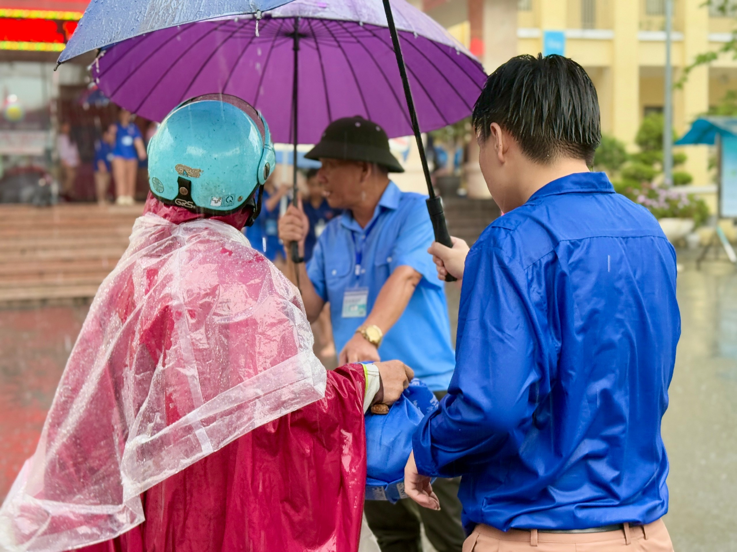 Bóng lưng "áo xanh" ướt đẫm mưa. z6746239763076-8fb740b1e37526a03c65b341976f581b.jpg