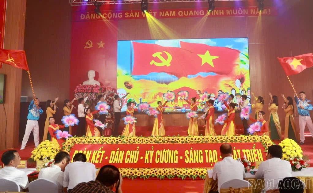 Văn nghệ chào mừng đại hội.