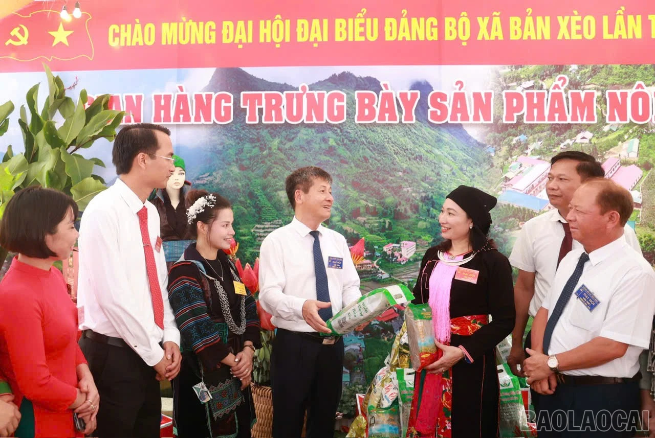 Các đồng chí lãnh đạo tỉnh trò chuyện với đại biểu dự đại hội.