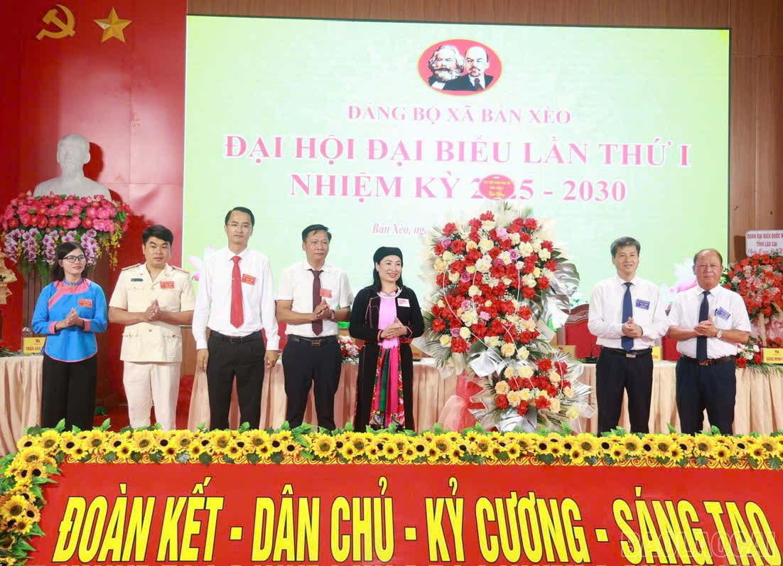 Thay mặt Tỉnh ủy, HĐND, UBND, Ủy ban MTTQ Việt Nam tỉnh Lào Cai, đồng chí Ngô Hạnh Phúc, trao tặng lẵng hoa chúc mừng đại hội. Thay mặt Tỉnh ủy, HĐND, UBND, Ủy ban MTTQ Việt Nam tỉnh Lào Cai, đồng chí Ngô Hạnh Phúc, trao tặng lẵng hoa chúc mừng đại hội.