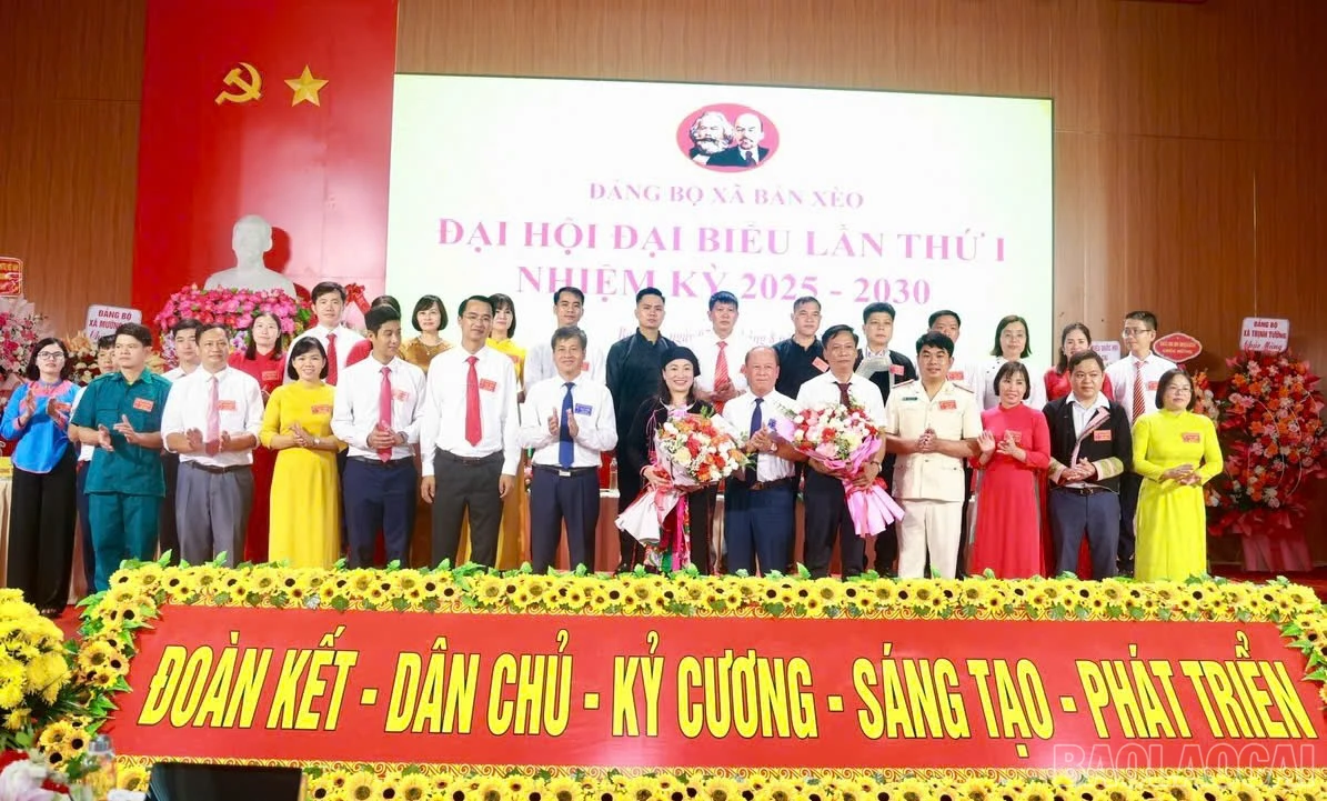 Ban Chấp hành Đảng bộ xã Bản Xèo nhiệm kỳ 2025 - 2030 ra mắt đại hội.