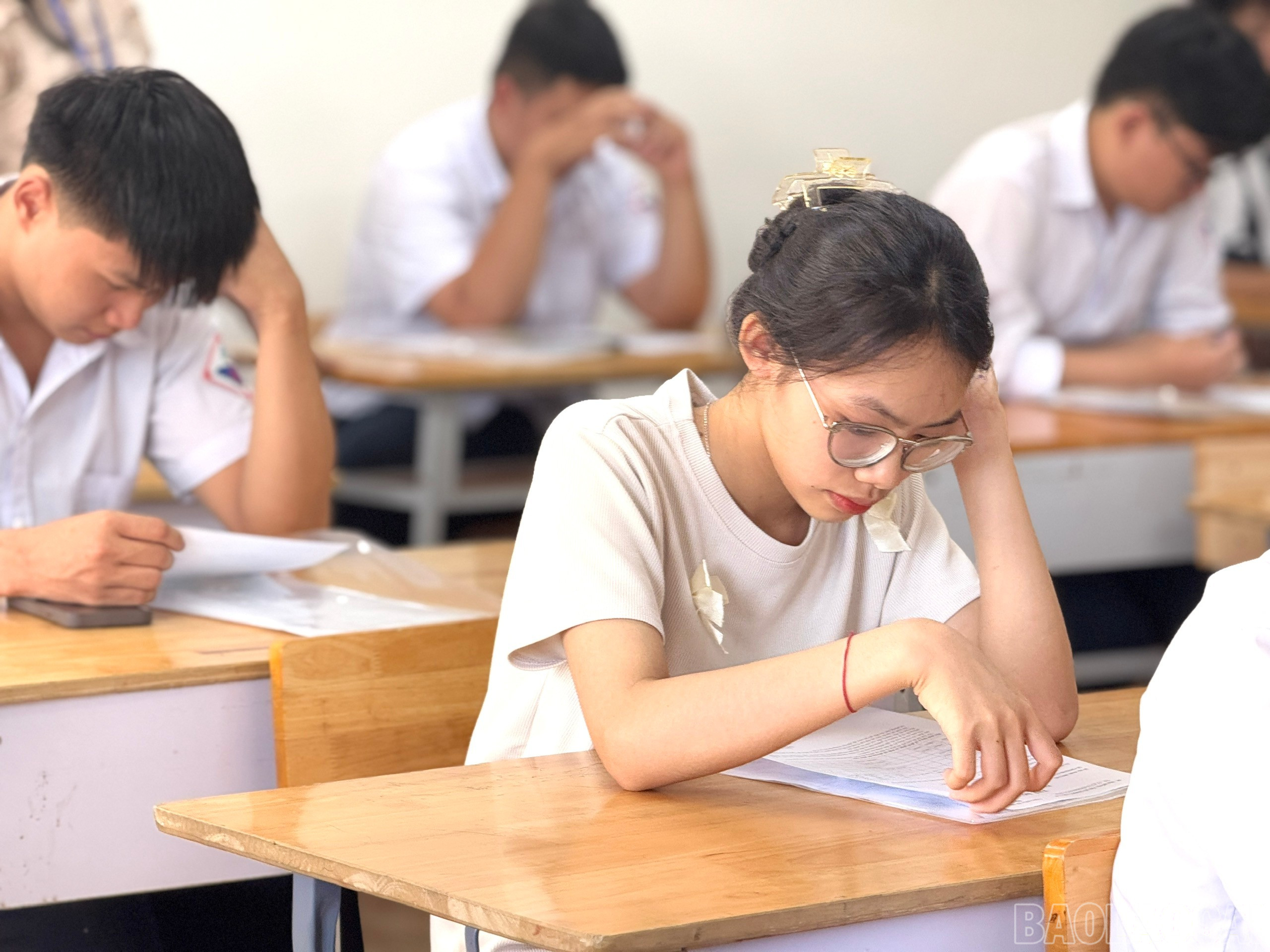 Thí sinh tự rà soát, đối chiếu các thông tin trên thẻ dự thi. baolaocai-br_z6741310637384-02f77d029125eecf8762b14c94116b1c.jpg
