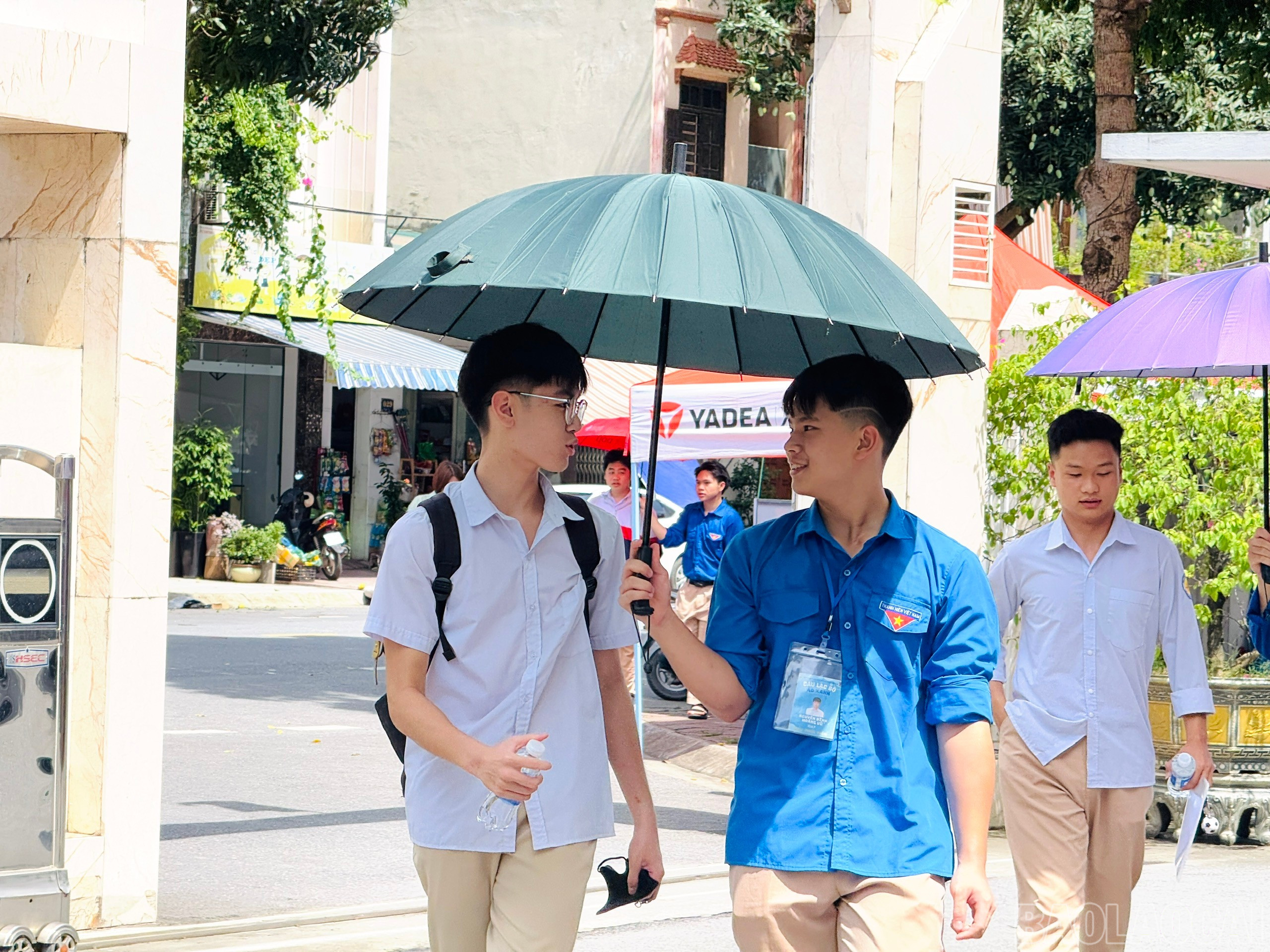 Thời tiết nắng ráo tạo thuận lợi cho các thí sinh di chuyển đến điểm thi. baolaocai-br_z6741300826749-0a7f534976ce3ef454c19c809dc03004.jpg