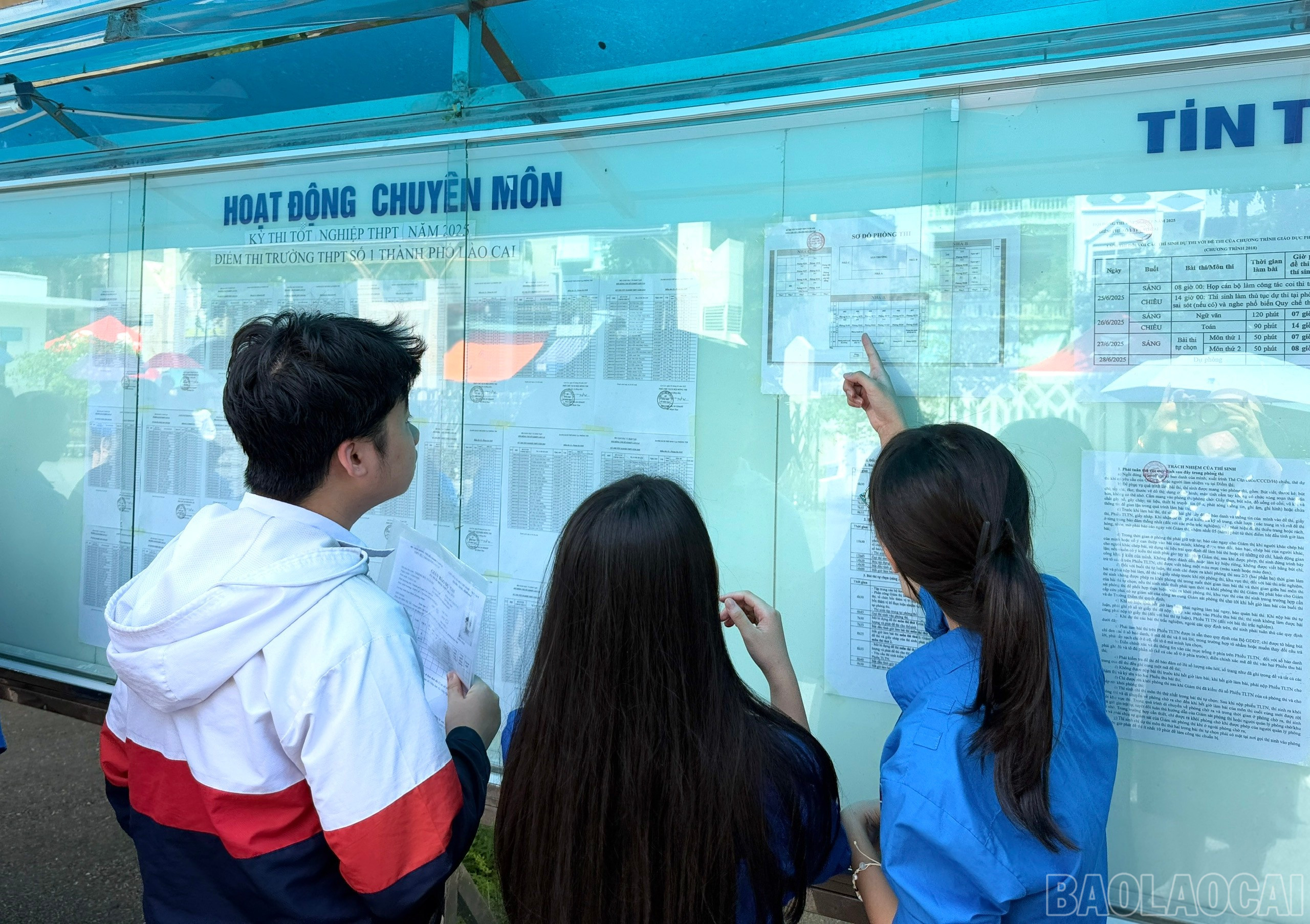 Giám thị và các thí sinh kiểm tra thông tin được công bố. baolaocai-br_z6741303262044-66b06e36aa762e74bccf13edf44cdcb6.jpg