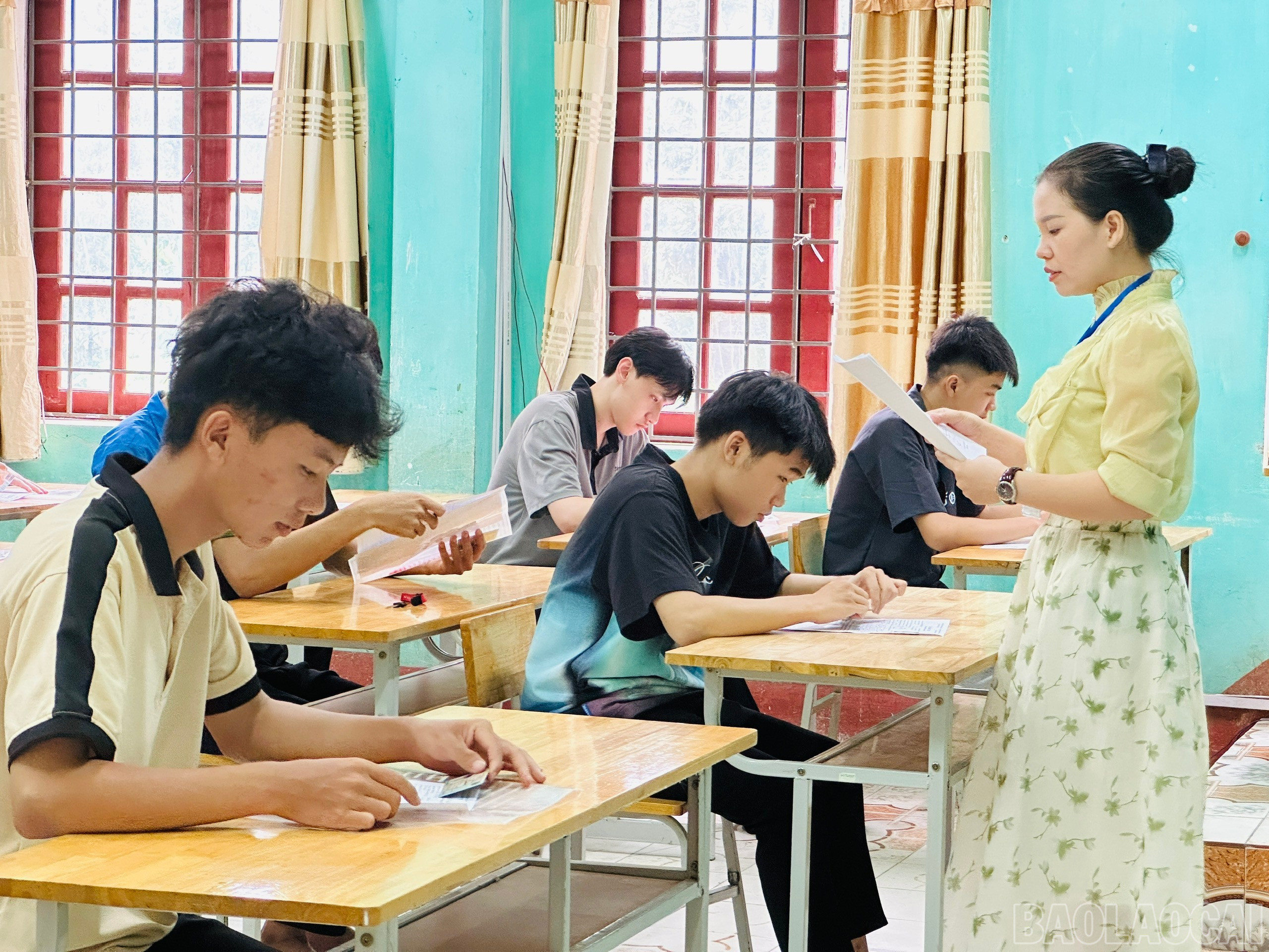 Giám thị coi thi kiểm tra lại thông tin thí sinh tại kỳ thi tốt nghiệp THPT năm 2024. (Ảnh tư liệu) baolaocai-br_b5d152c4-6ecf-49f7-b5b1-e3cc17799a0f-3048.jpg