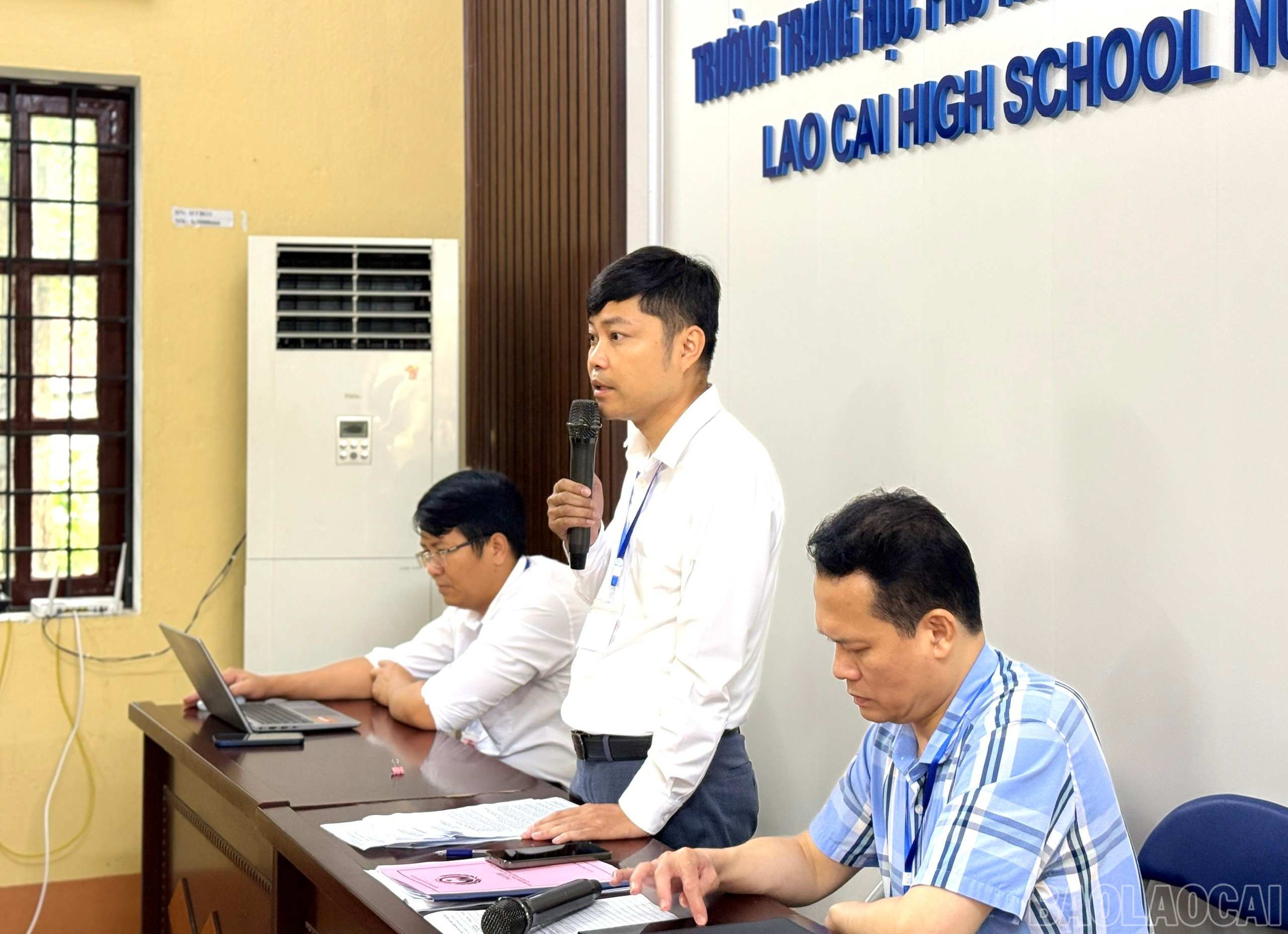 Các trưởng điểm thi rà soát danh sách cán bộ làm công tác thi tại điểm thi. baolaocai-br_z6740396288605-669066b8eb19c784e488adb6aa72ee40.jpg