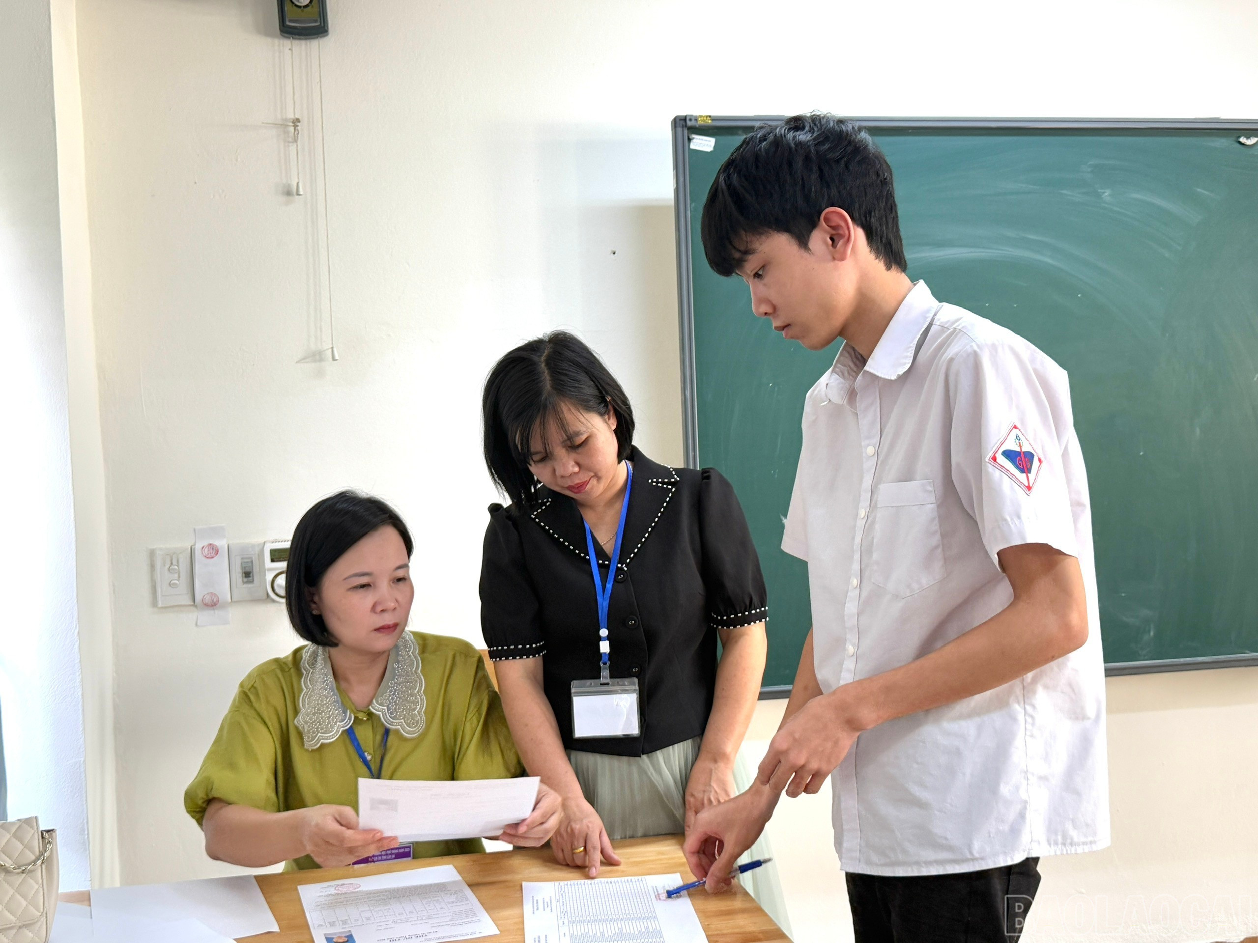 Giám thị và các thí sinh đối chiếu thông tin thí sinh. baolaocai-br_z6741308058365-251f54fb7fd67f64f83a36c8b842f1a8.jpg