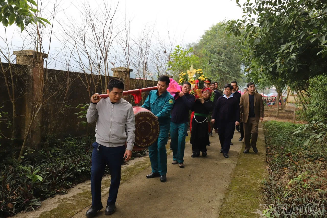 Nghi thức rước lễ cúng tại lán thờ.