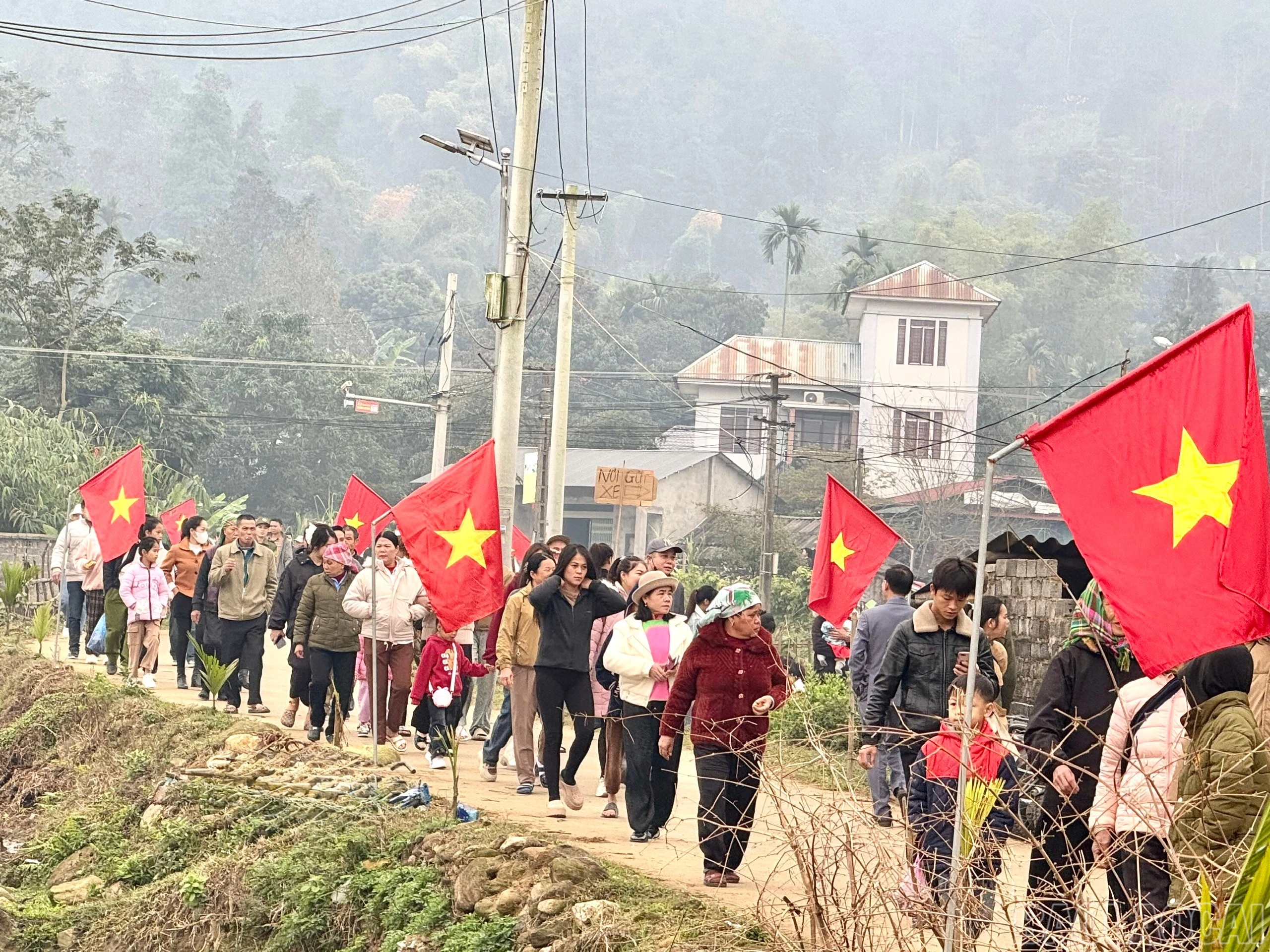 Ngay từ sáng sớm, người dân đã nô nức trảy hội.