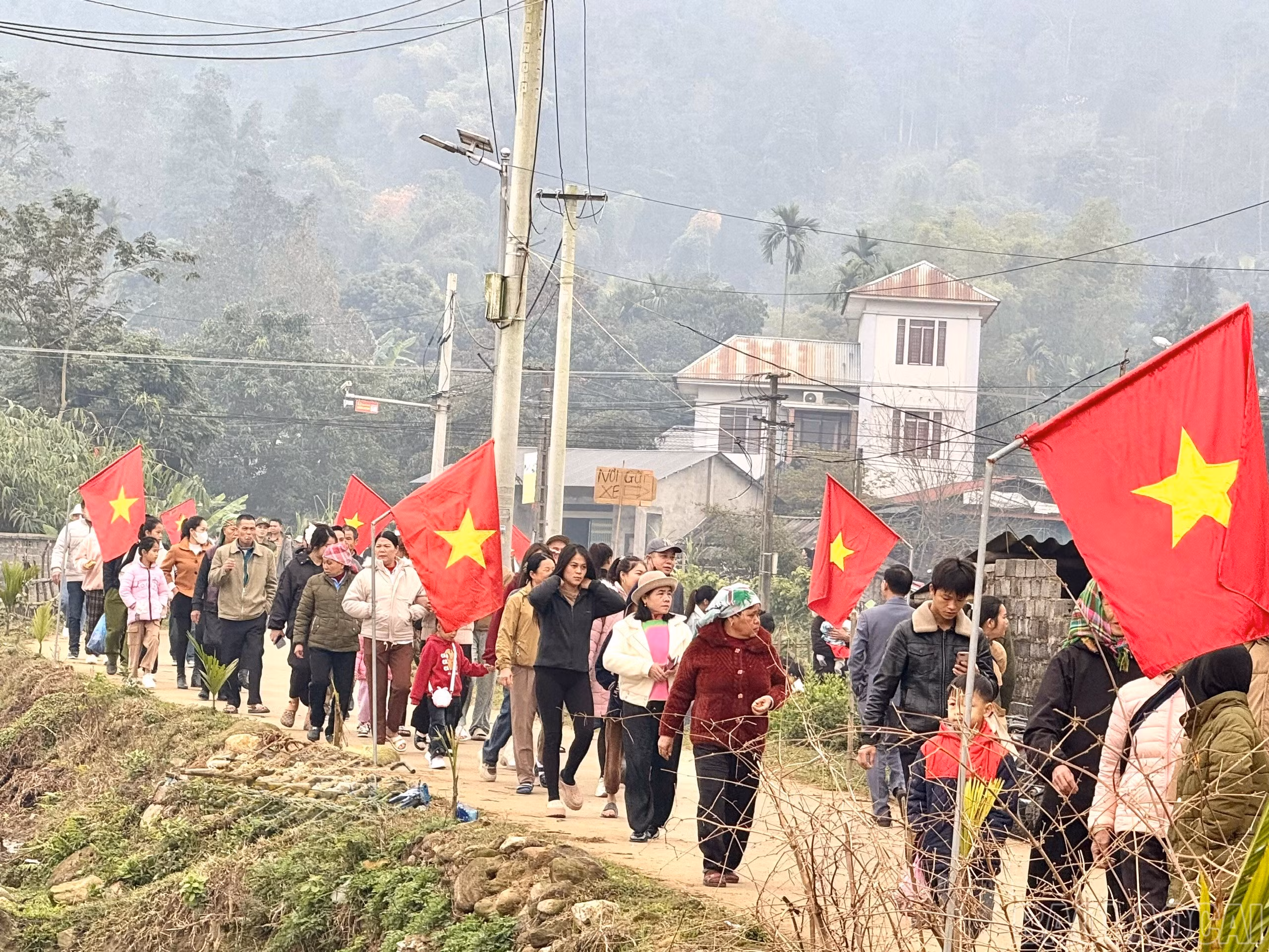 Ngay từ sáng sớm, người dân đã nô nức trảy hội.