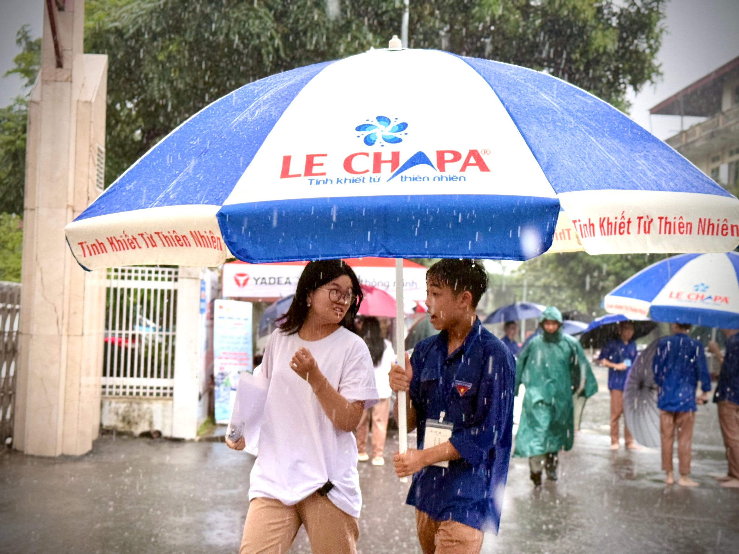 Hối hả đến phòng thi cho kịp giờ. z6746235878589-d684a0cf1dc4e06a31435502c509f491.jpg