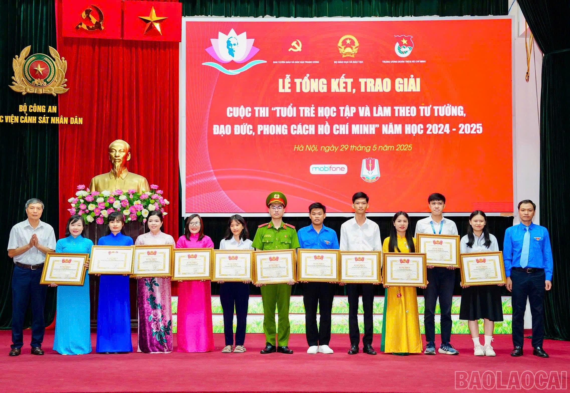 Cô giáo Đỗ Thị Thùy Linh, Trường THCS Bình Minh, thành phố Lào Cai (thứ 2 từ trái qua) nhận thưởng từ Ban tổ chức. baolaocai-br_z6655028313245-52ec8c02d6ab8d887d8b25a64ab8956a.jpg