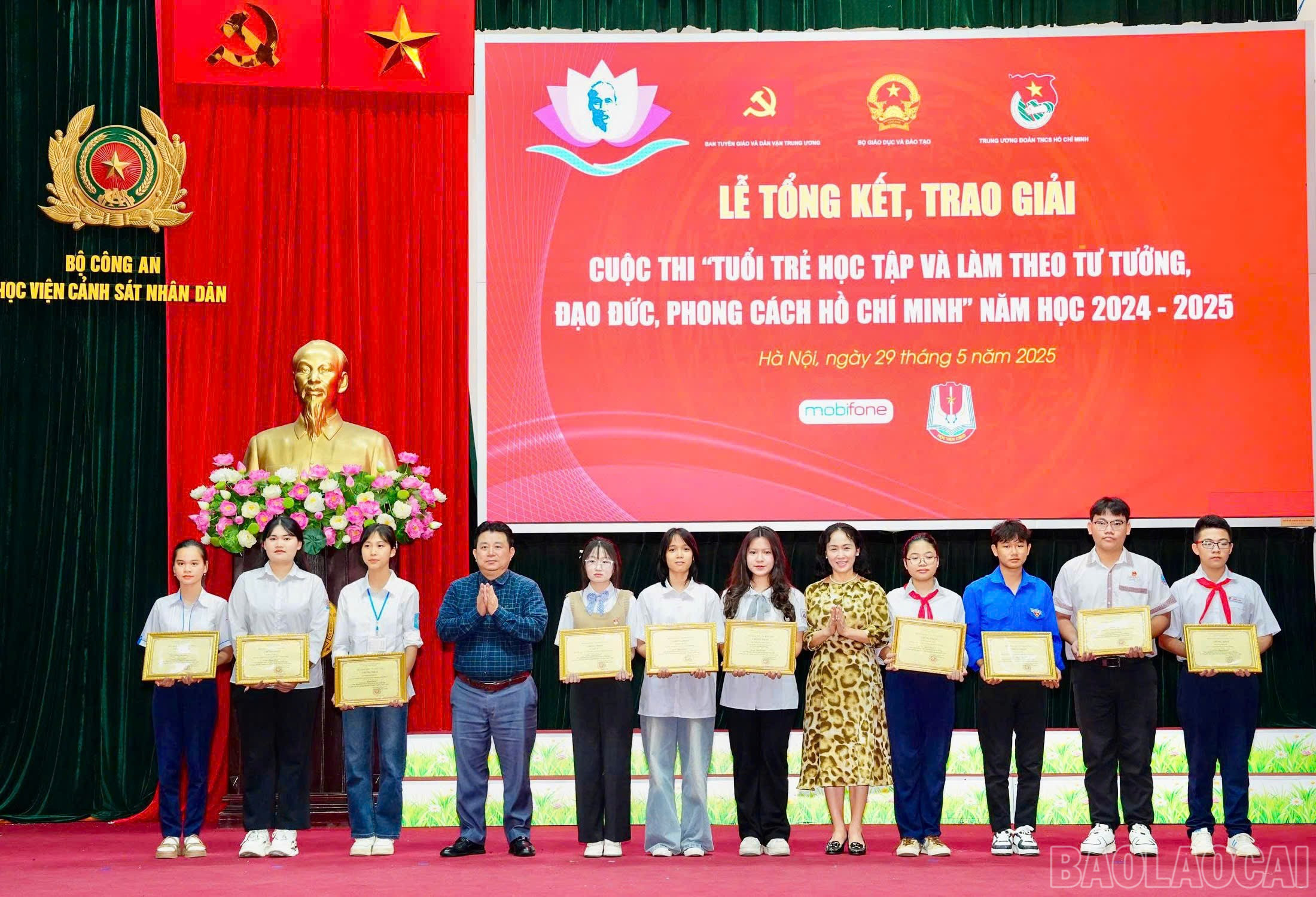 Em Lê Khánh Linh, học sinh Trường THPT số 1 Bảo Yên (thứ 2 từ trái qua) nhận thưởng từ Ban tổ chức. baolaocai-br_z6655028297223-ec736b154cf9b4b817f9e24bf8ed7c57.jpg