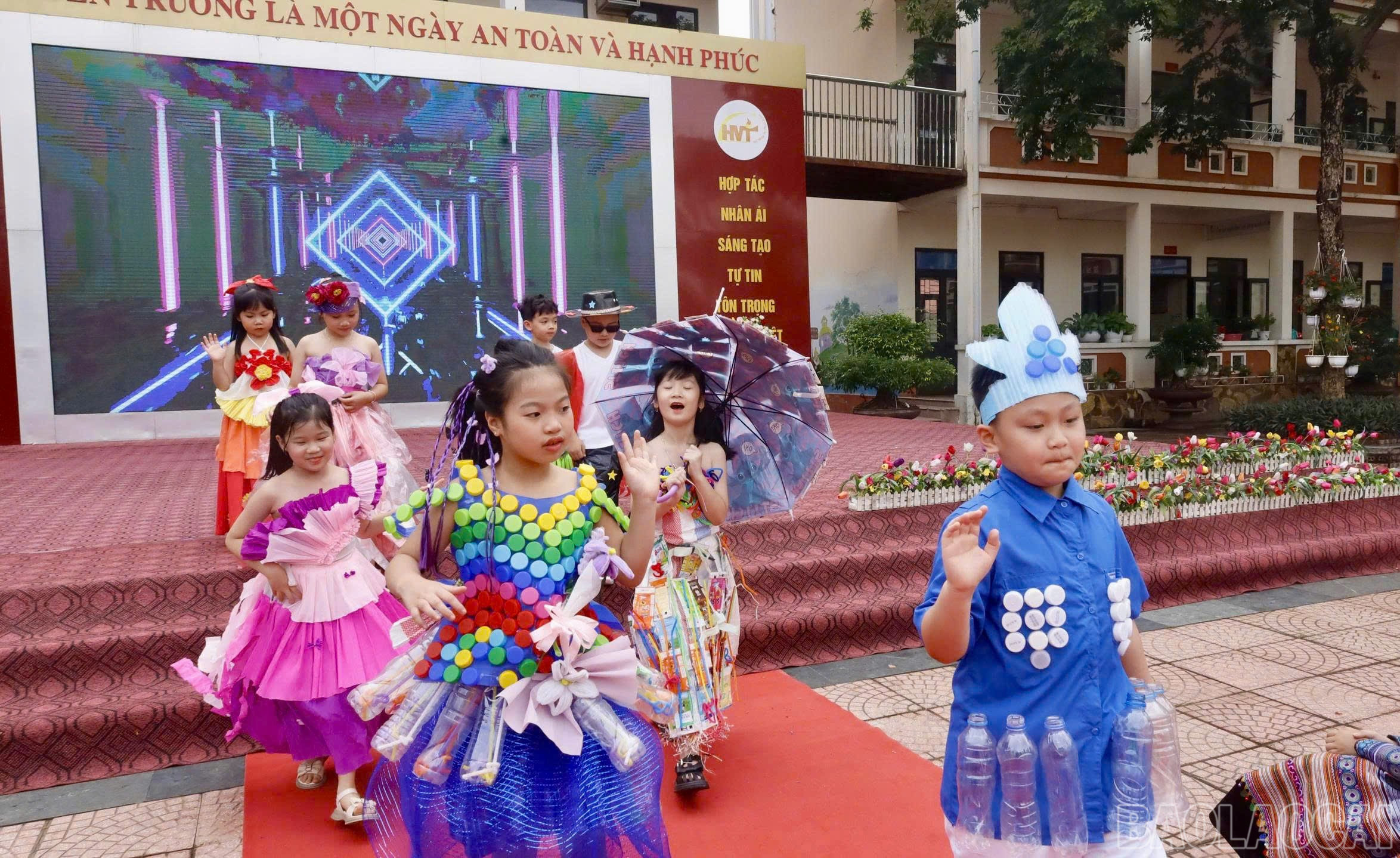 Các em học sinh tham gia hoạt động trải nghiệm làm đồ dùng từ vật liệu tái chế, vẽ tranh chủ đề về môi trường. baolaocai-br_z6654574019518-fcfa30d0807987da3c4bc7ad137be62b.jpg