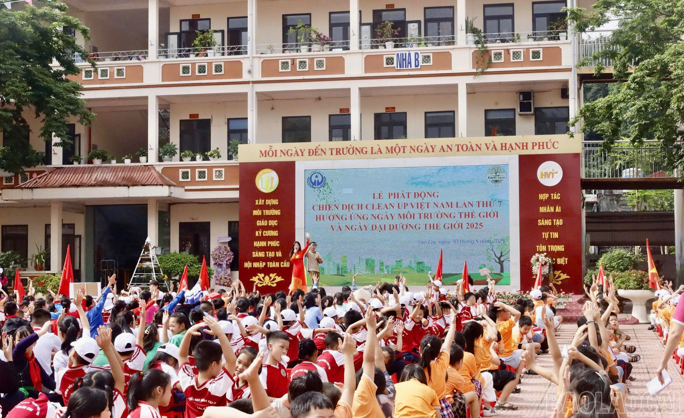Quang cảnh lễ phát động. baolaocai-br_z6654574053232-72fb72035af6963c279185fa1817d0b9.jpg