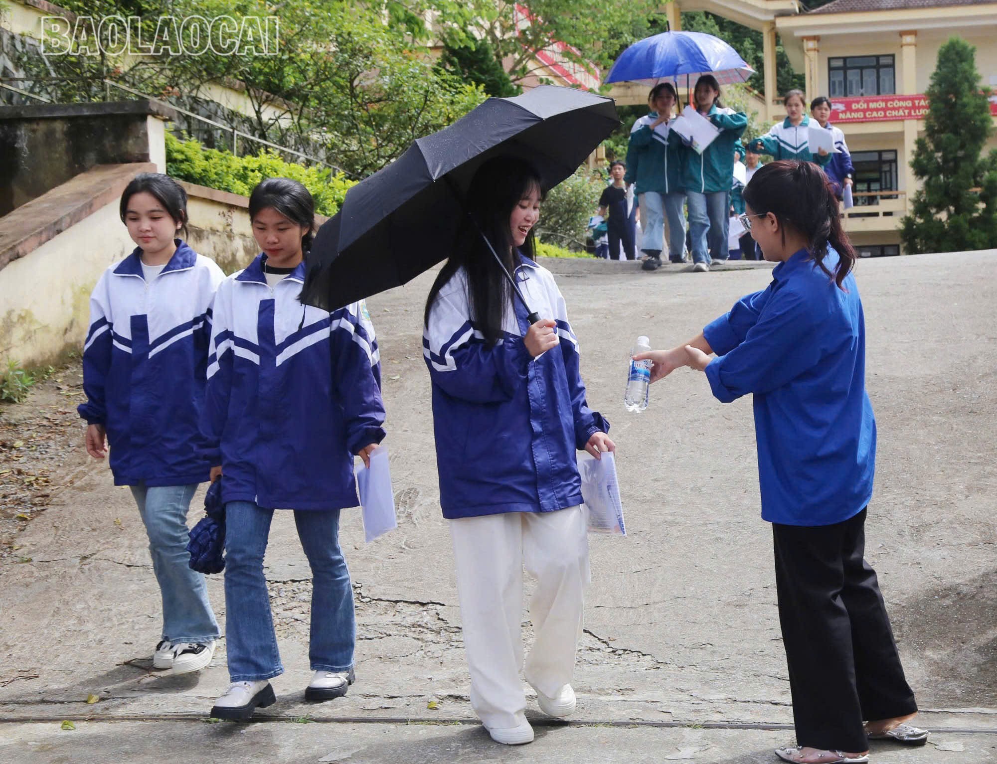 Món quà nhỏ như hộp sữa, cái bánh, chai nước là tình cảm, sự trao gửi ấm áp yêu thương. z6745680813049-6e37c1649ce1b565a5fb68e5e6033968.jpg