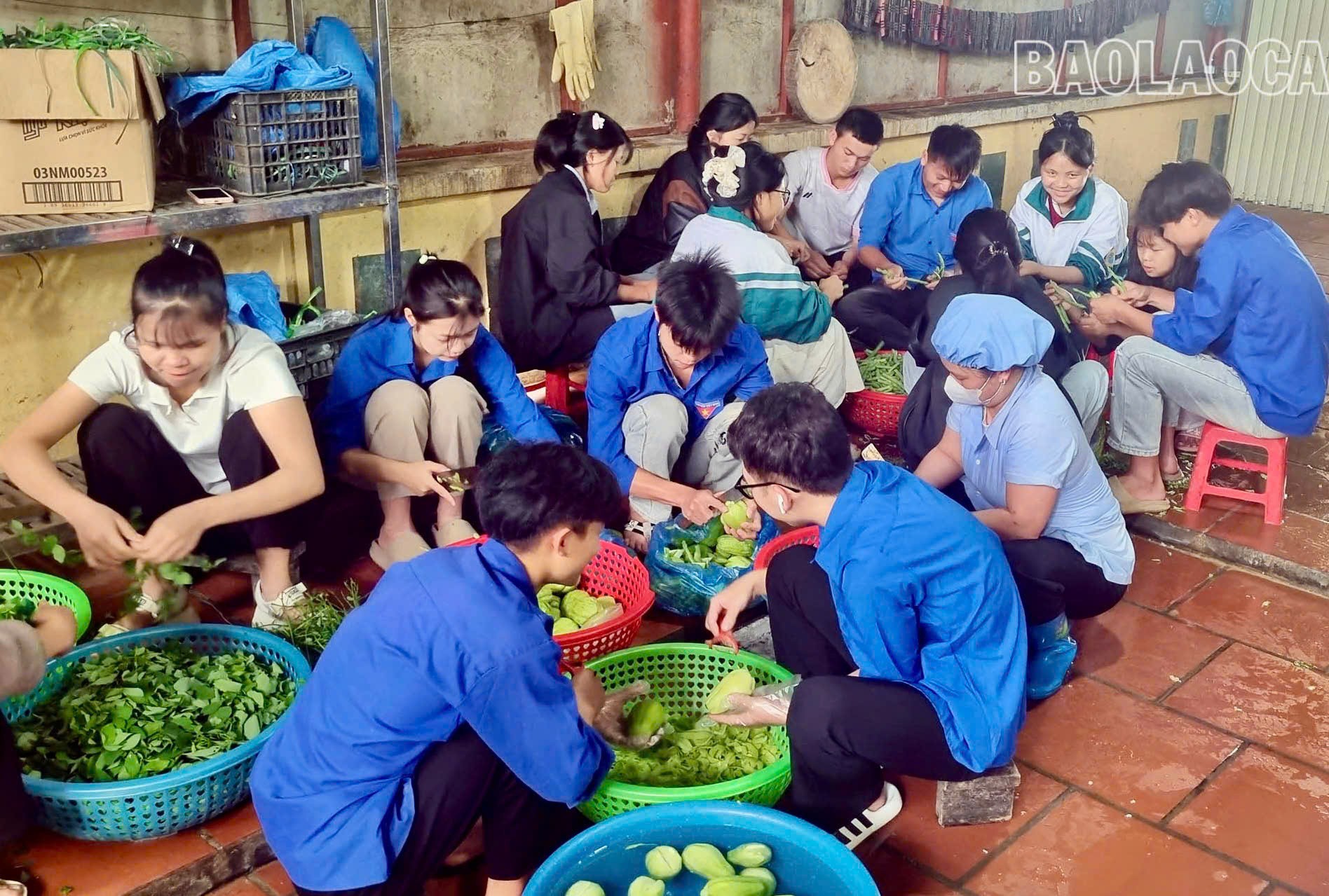 Đội tình nguyện Trường PTDT bán trú THCS và THPT huyện Sa Pa chuẩn bị thực phẩm cho bếp ăn phục vụ sĩ tử. z6745680820711-28945fe2349698cd2bc9efd609147854.jpg