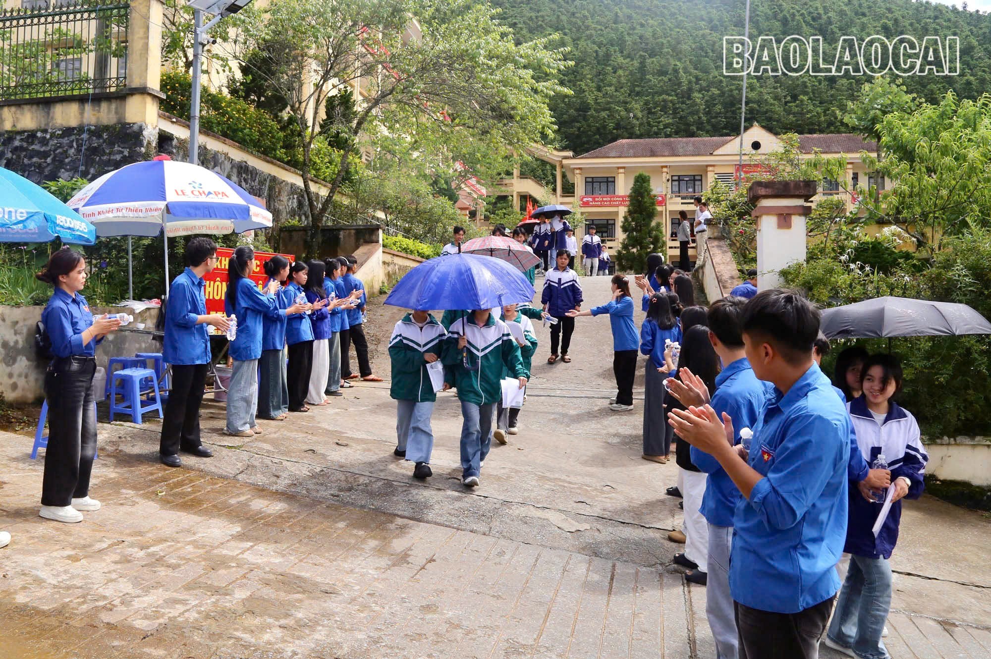 Những nụ cười tươi tắn, những tràng pháo tay cổ vũ là sự động viên tinh thần, giúp các thí sinh có tâm lý phấn khởi bước các buổi thi. z6745680802279-d51537ff951322abced715b09b7e188e.jpg