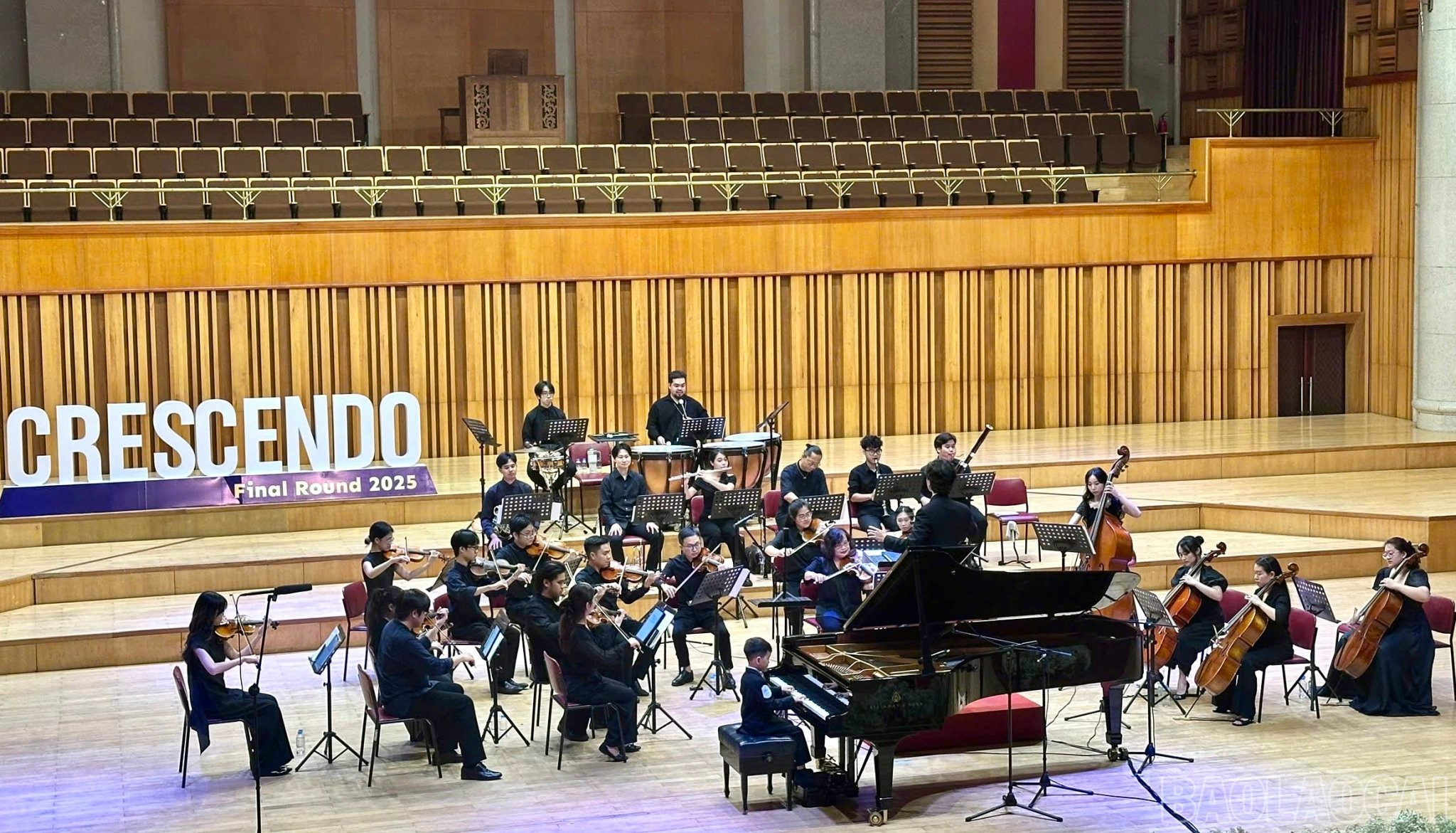 A performance of piano and orchestra at the competition. baolaocai-br_z6763785043439-3fd54d6e2d3adbc04f0461d5fb742f42.jpg