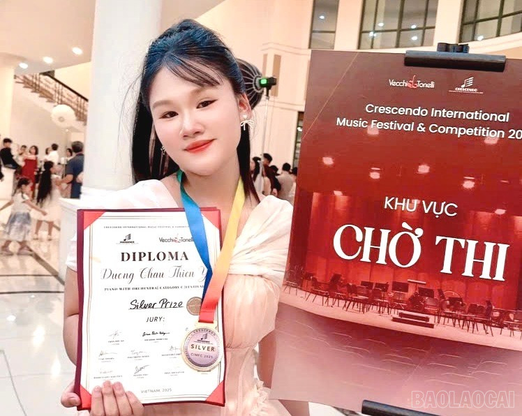 Student Duong Chau Thien Y, class 7B, Ngo Van So Secondary School (Lao Cai ward) won the Silver Medal at Crescendo 2025. baolaocai-br_z6763779055772-014e31029c63e99c4b5f623e246272e0.jpg