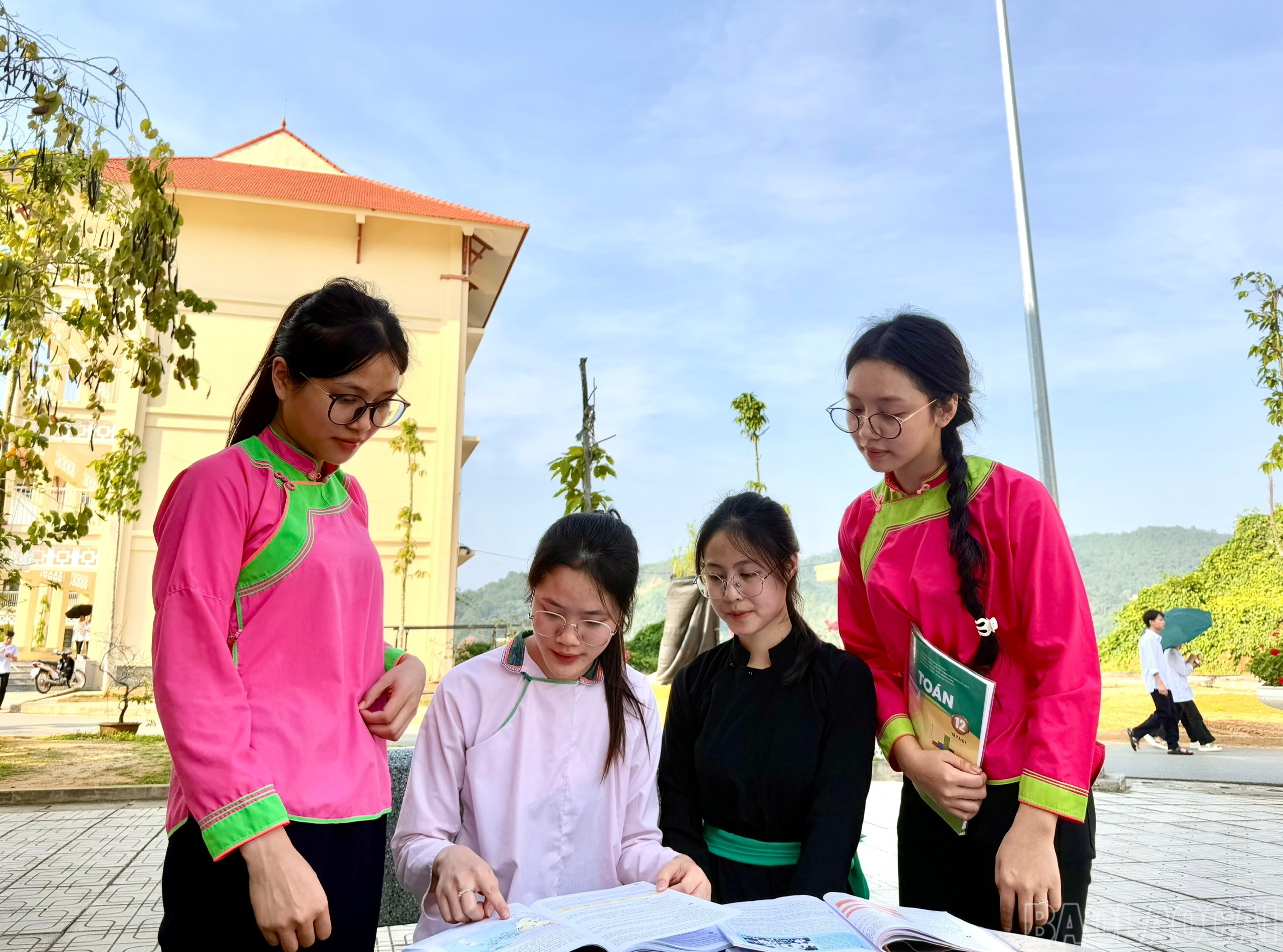 Học sinh Trường THPT Dân tộc nội trú tỉnh tích cực ôn luyện ngoài giờ học. baolaocai-br_z6575022293560-68ad5c55cd2fc18cc6c7c050b2694c4c.jpg