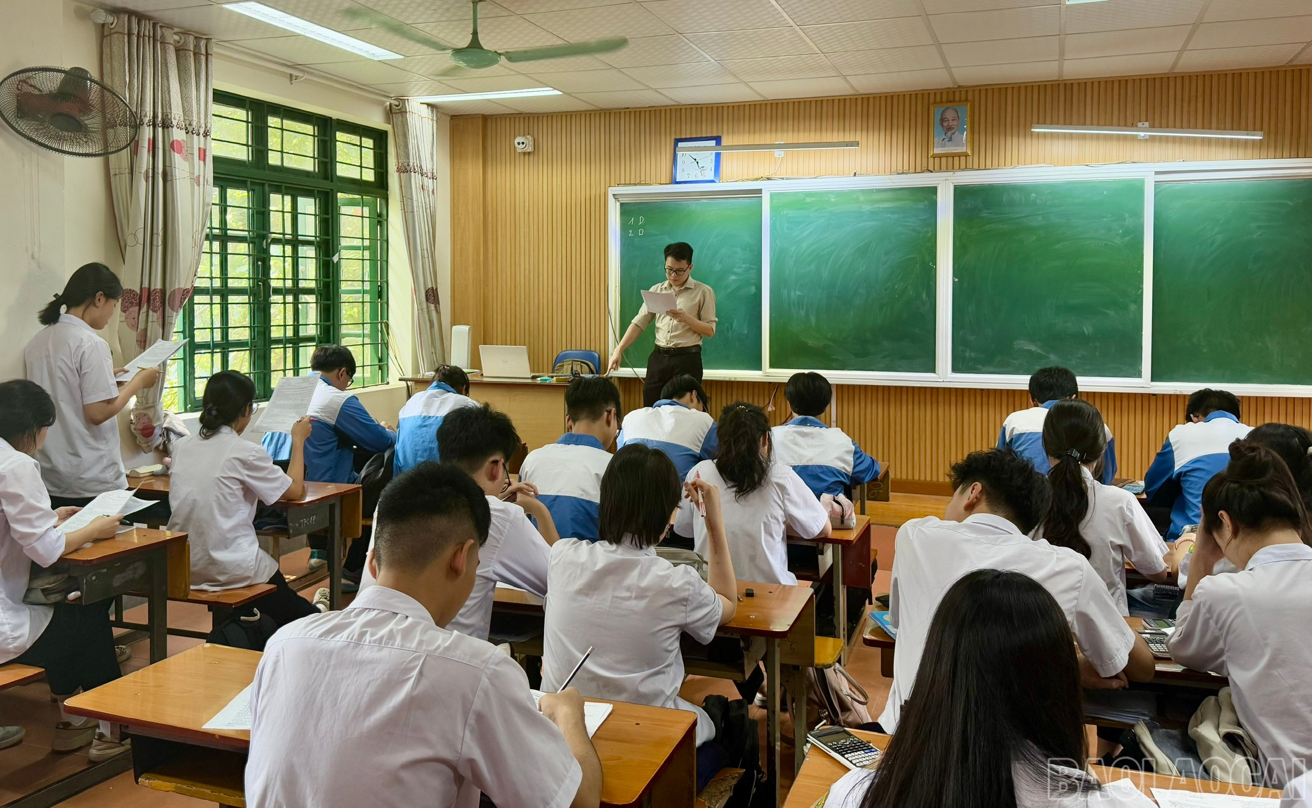 Học sinh Trường THPT Chuyên Lào Cai tích cực ôn tập chuẩn bị cho kỳ thi. baolaocai-br_z6575024988984-3f4e82e7df3a3fe0affa62cb03f98157.jpg