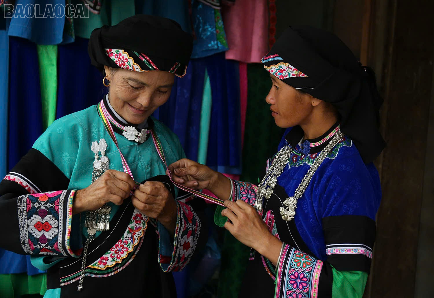 Qua rất nhiều tháng ngày tỉ mỉ, chịu thương, chịu khó, những đôi tay cần mẫn của phụ nữ vùng cao đã tạo nên bộ trang phục truyền thống tuyệt đẹp - một trong những biểu trưng văn hóa của dân tộc mình. baolaocai-tl_z6736017243096-b04b786948087fd3501c57ad38ed27c0.jpg