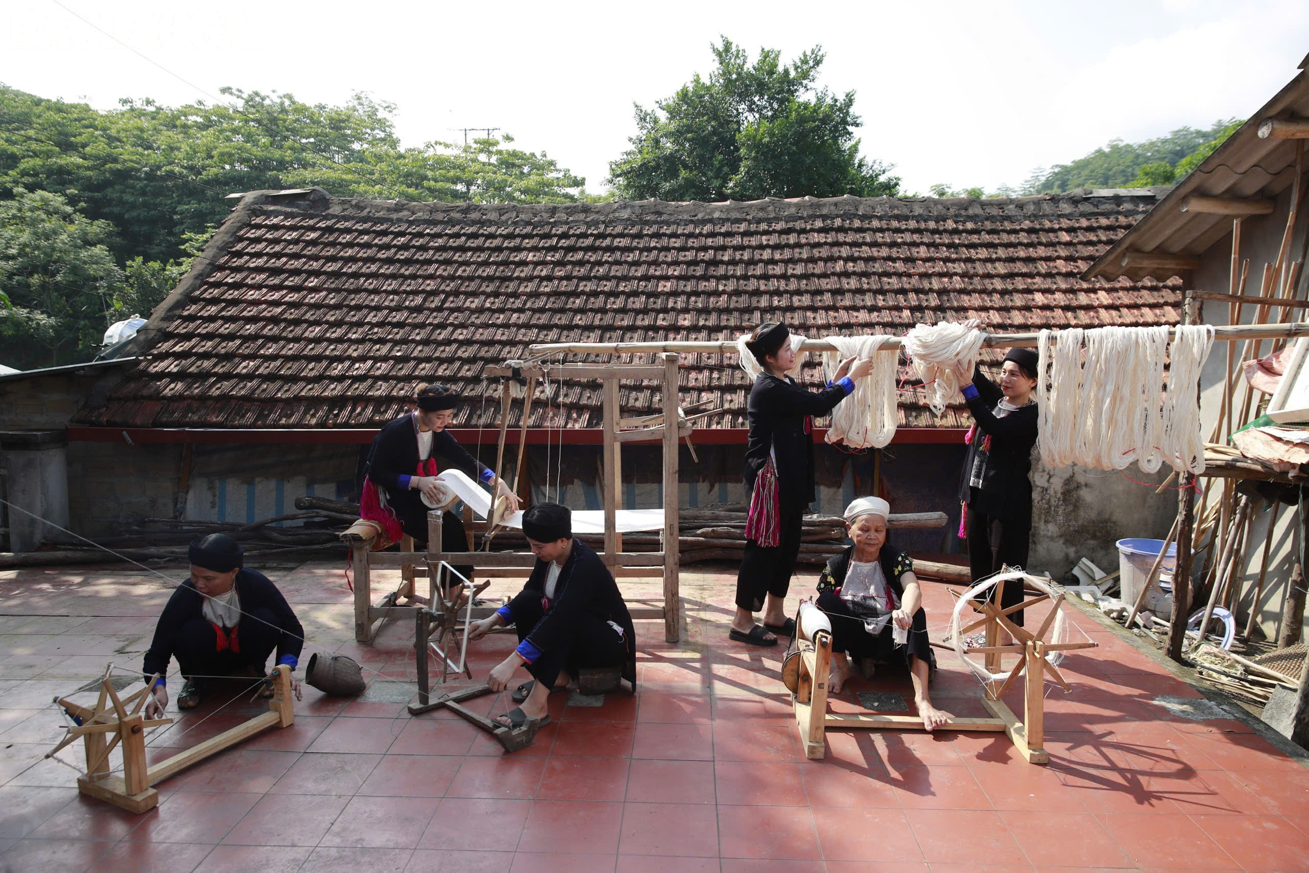 Làm trang phục truyền thống là nghề thủ công lâu đời của hầu hết các dân tộc Lào Cai. Từ việc trồng bông, kéo sợi, se lanh, dệt vải và may thêu, trang trí để tạo thành một bộ trang phục truyền thống hoàn chỉnh đều được những đôi tay cần mẫn của phụ nữ các dân tộc khéo léo giữ gìn. baolaocai-tl_z6736017313219-5a254897992695b06bdeeed1d5a89322.jpg