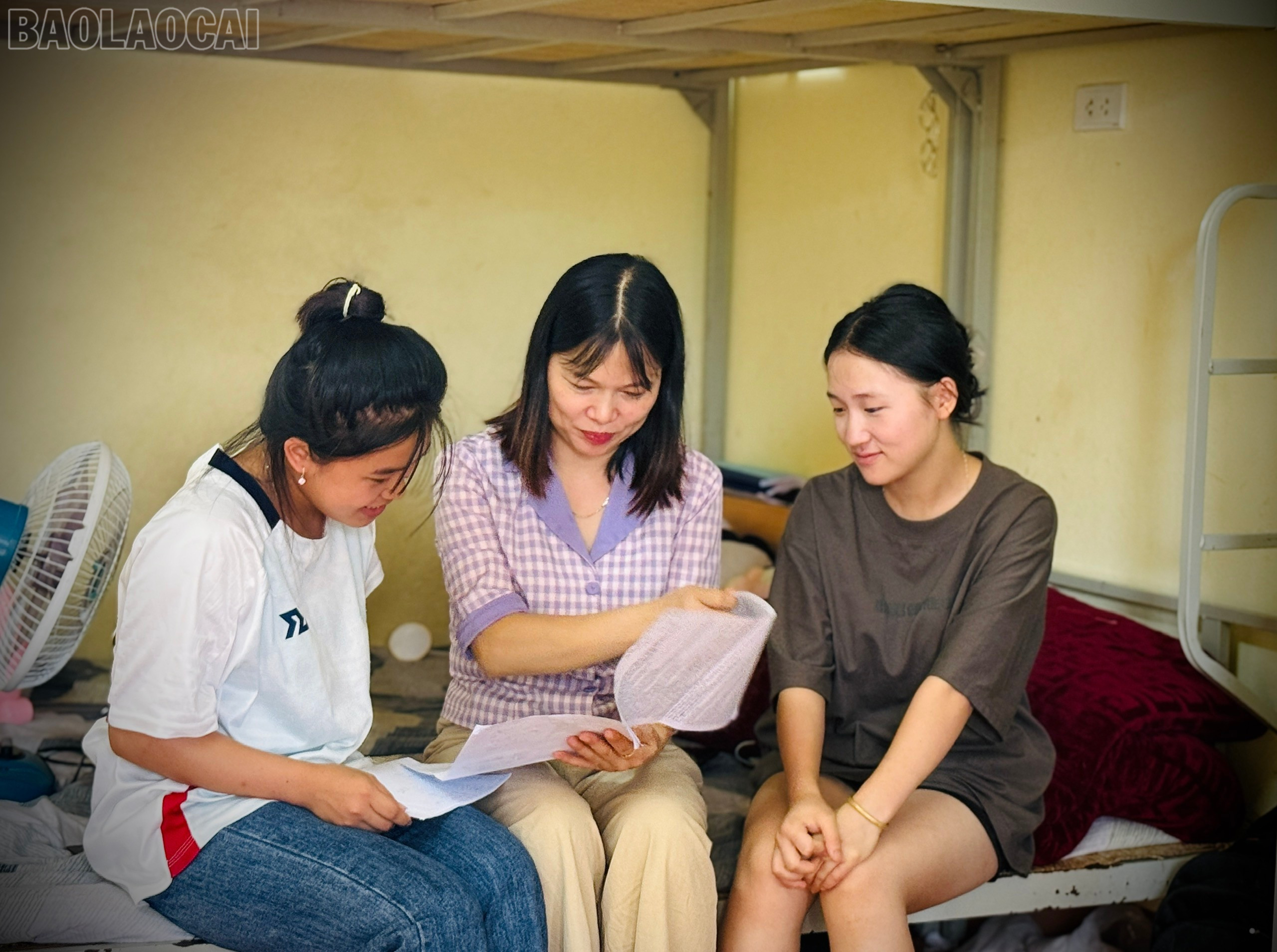 Giáo viên Trường Phổ thông DTNT THCS & THPT huyện Văn Bàn thường xuyên trao đổi, động viên các em học sinh lớp 12. baolaocai-tl_z6737421868179-953b174cf3fbd8e95953e0b953b2d28e.jpg