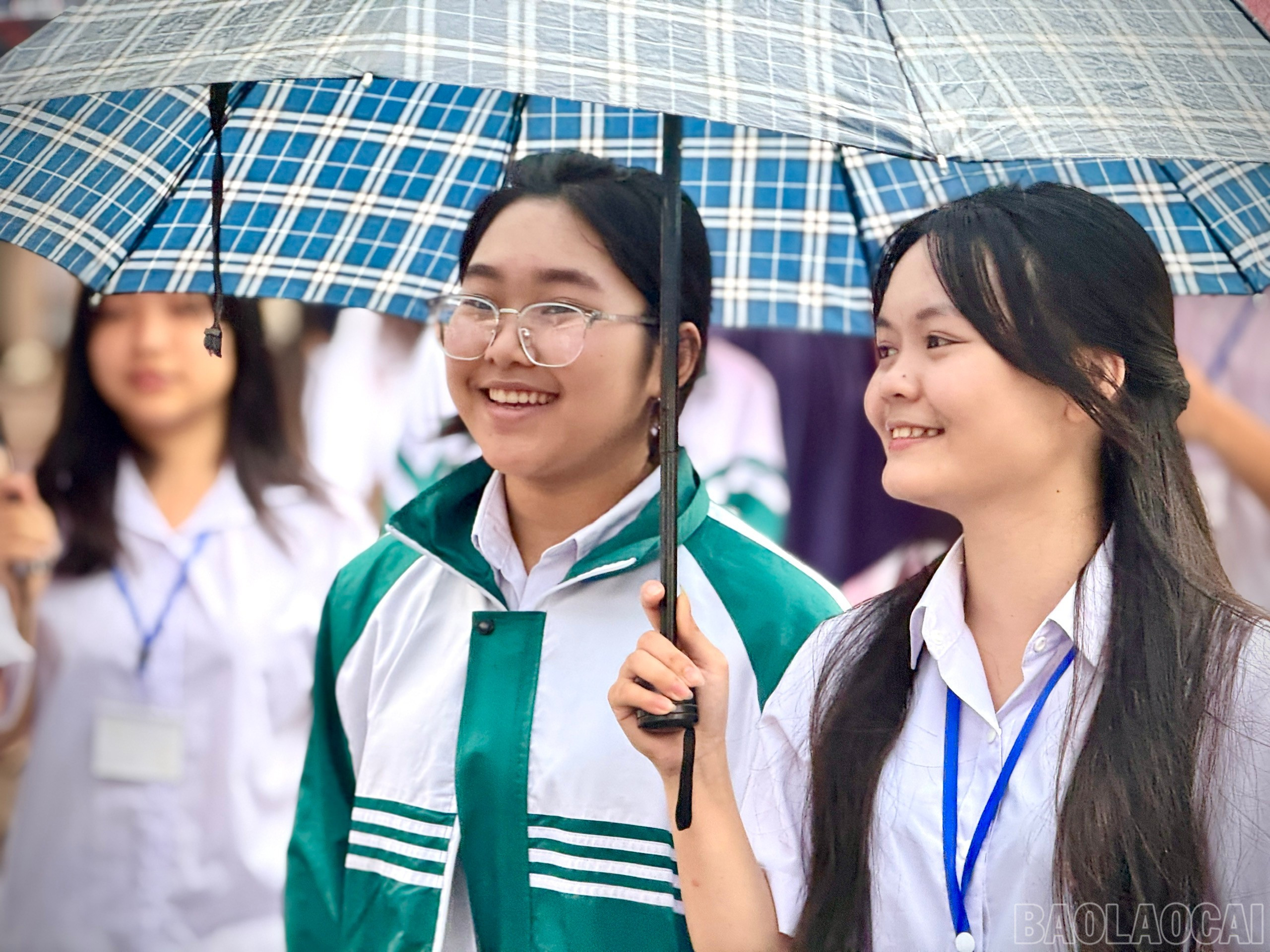 Học sinh phấn khởi hoàn thành bài thi Tiếng Anh. baolaocai-br_z6673590386873-883bc88438c86bf9b6f1d9ceed790c3d.jpg