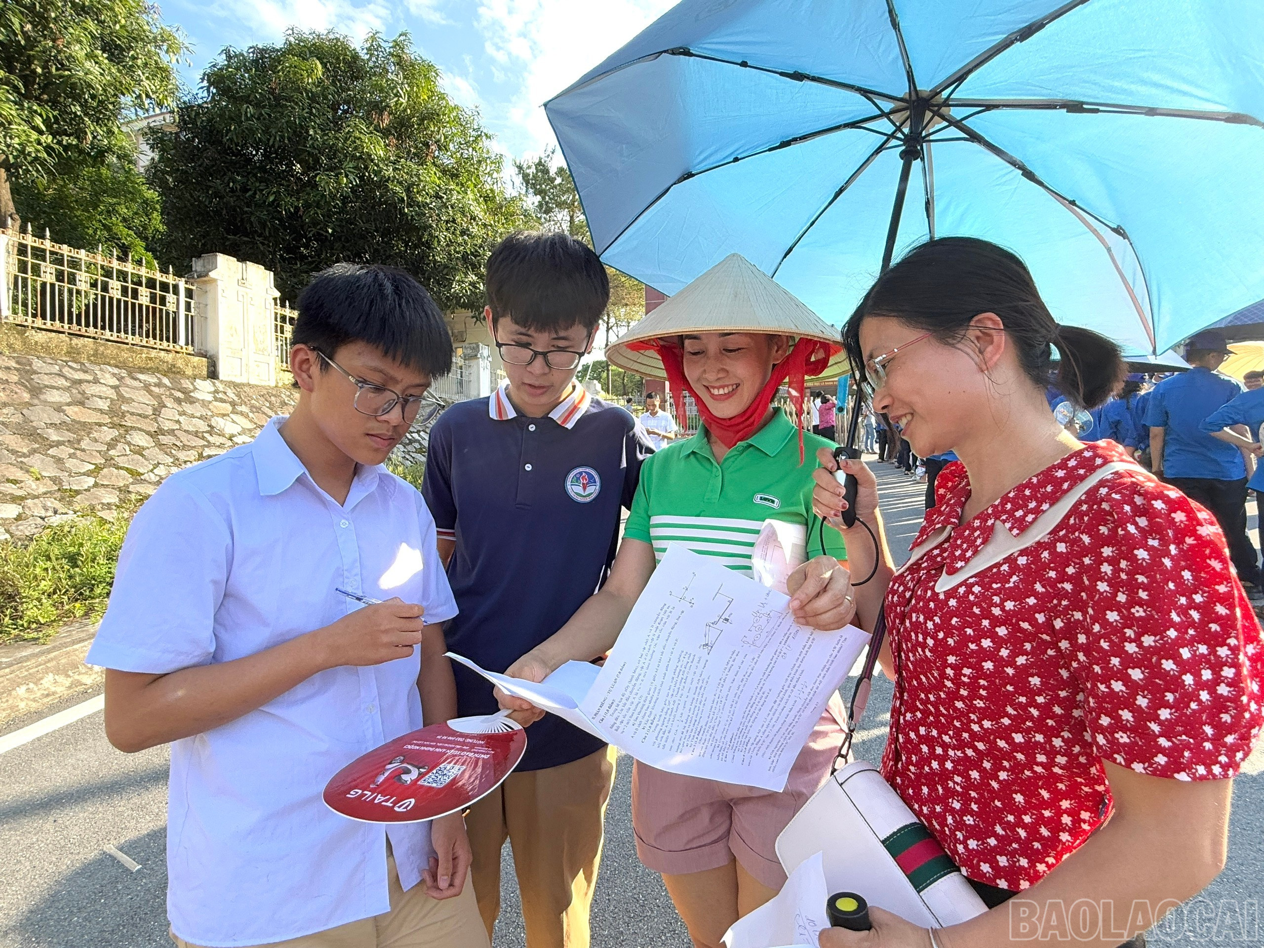 Các thí sinh tranh thủ chữa đề sau giờ thi. baolaocai-br_z6675479294202-dc0154f4cbd55fc829551ac4ed1c49ed.jpg