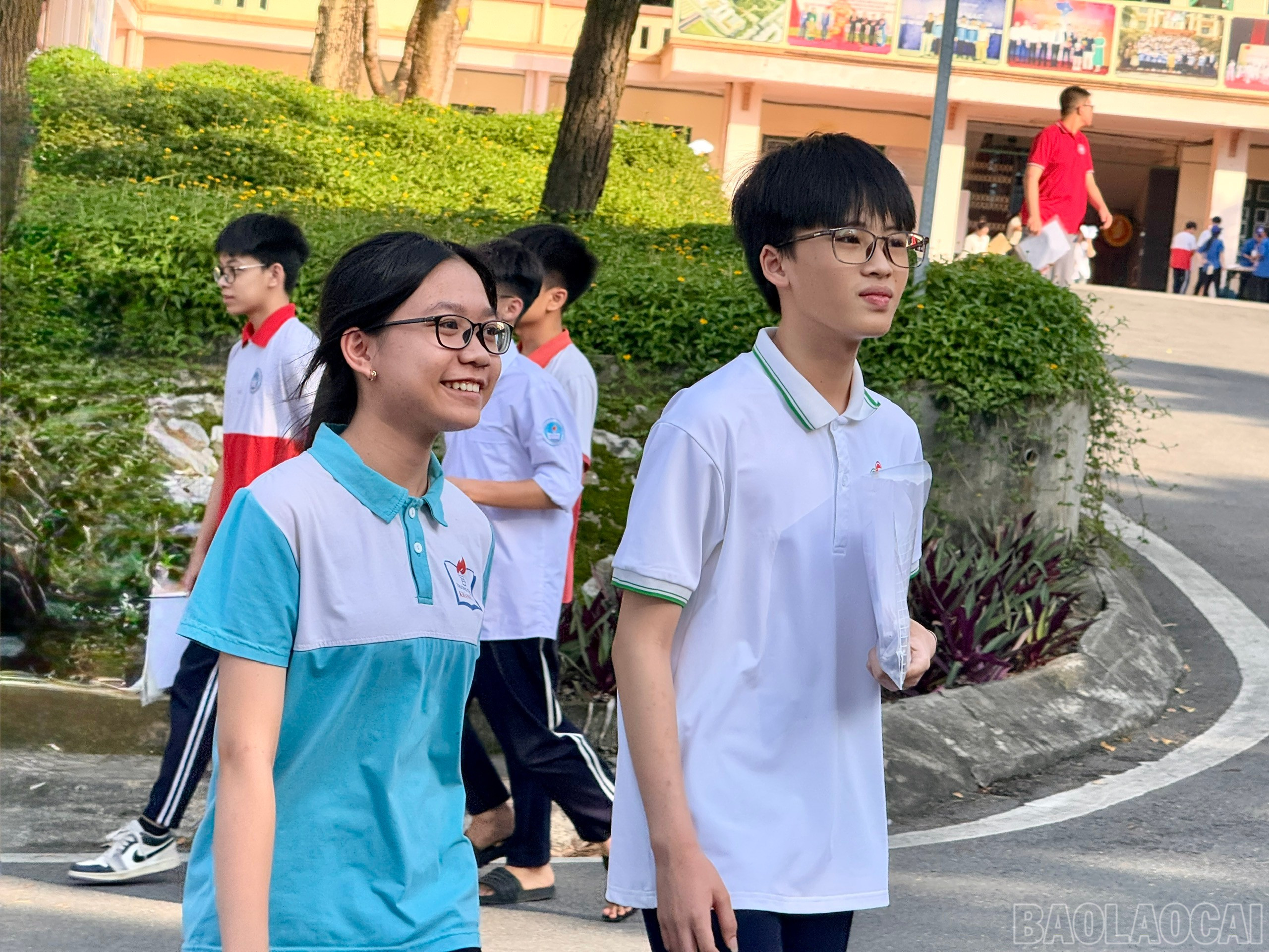Học sinh phấn khởi hoàn thành bài thi chuyên. baolaocai-br_z6675495865383-bdbe253d5e94a34f54d494dc06e93af4.jpg
