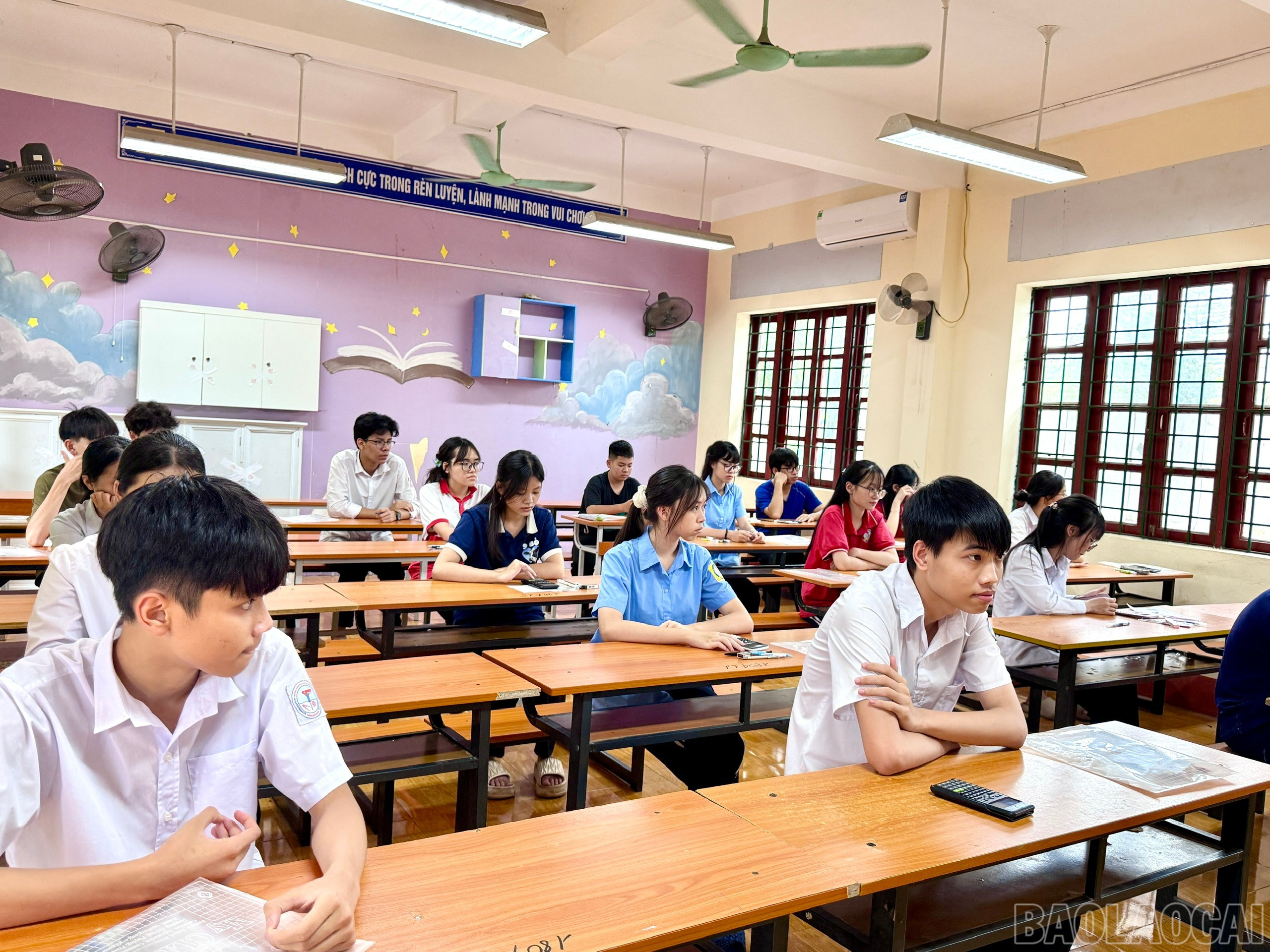 Thí sinh dự thi vào Trường THPT số 3 thành phố Lào Cai làm các thủ tục chờ đến giờ thi. baolaocai-br_z6673603954561-09ddc33c6993f1f501569ed617932814.jpg