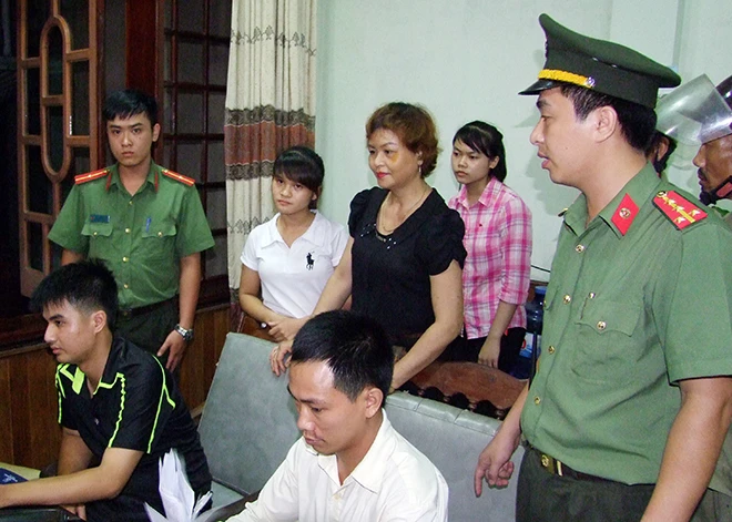 Công an TP Thái Nguyên kiểm tra tụ điểm truyền đạo trái phép ở phường Tân Lập. (Ảnh do cơ quan Công an cung cấp).