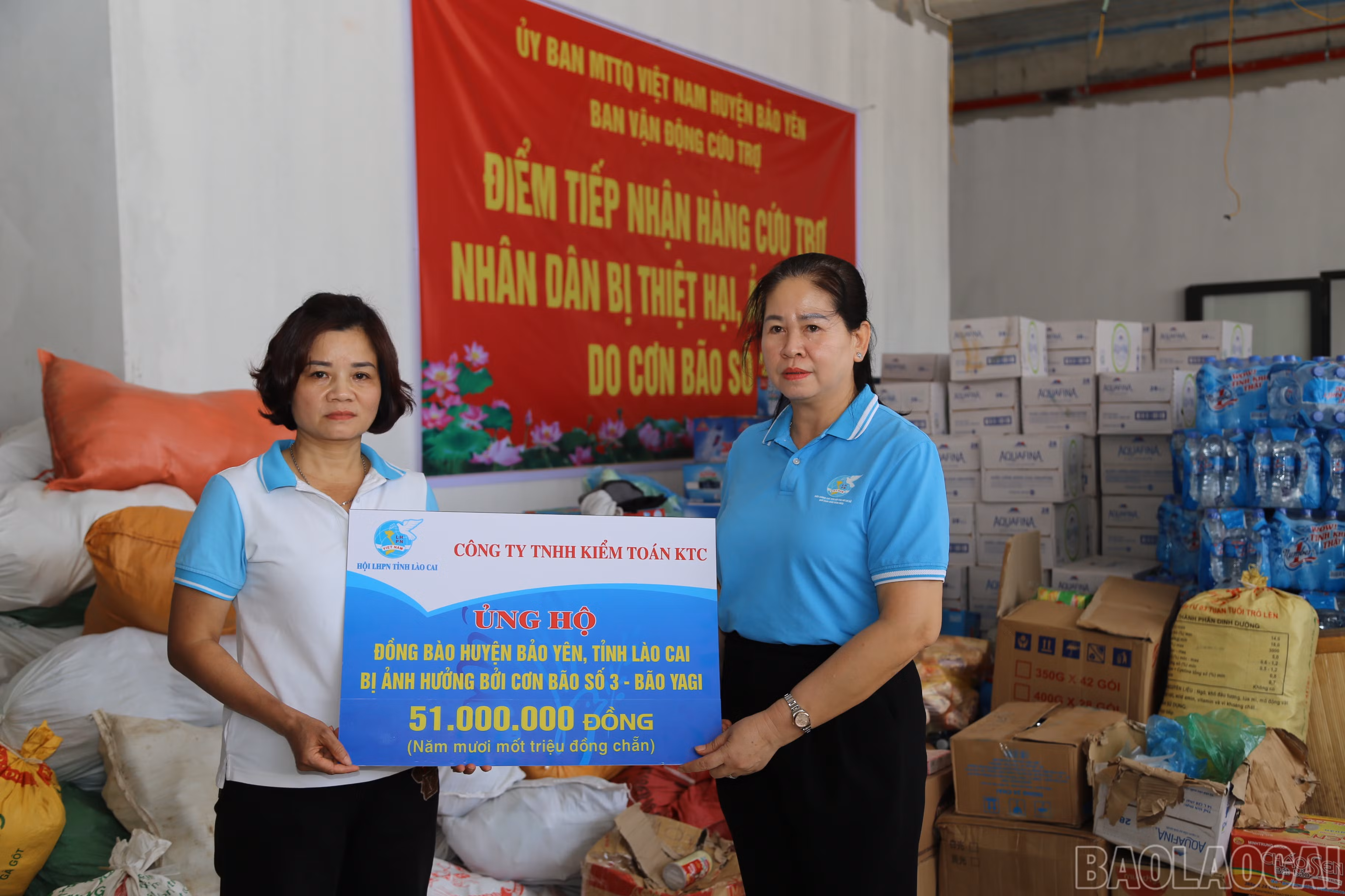 Hội Liên hiệp Phụ nữ tỉnh trao hỗ trợ cho huyện Bảo Yên.