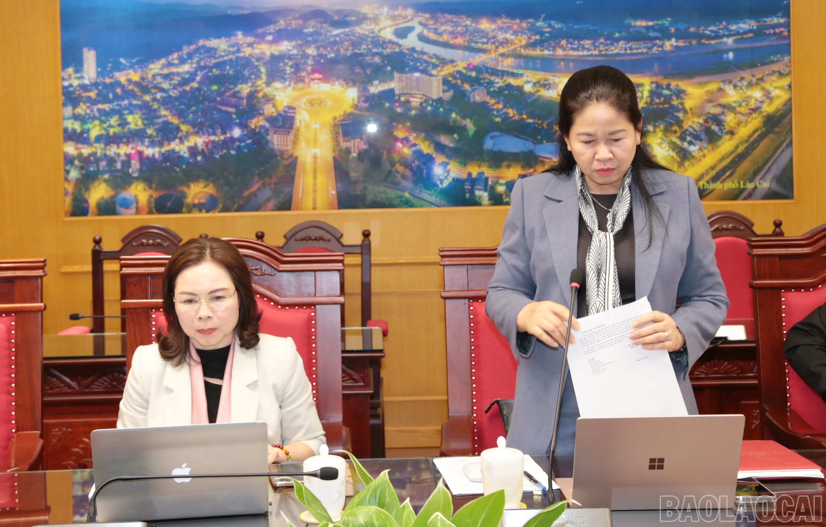 Đại biểu Hà Thị Khánh Nguyệt, Chủ tịch Hội Liên hiệp Phụ nữ tỉnh phát biểu.