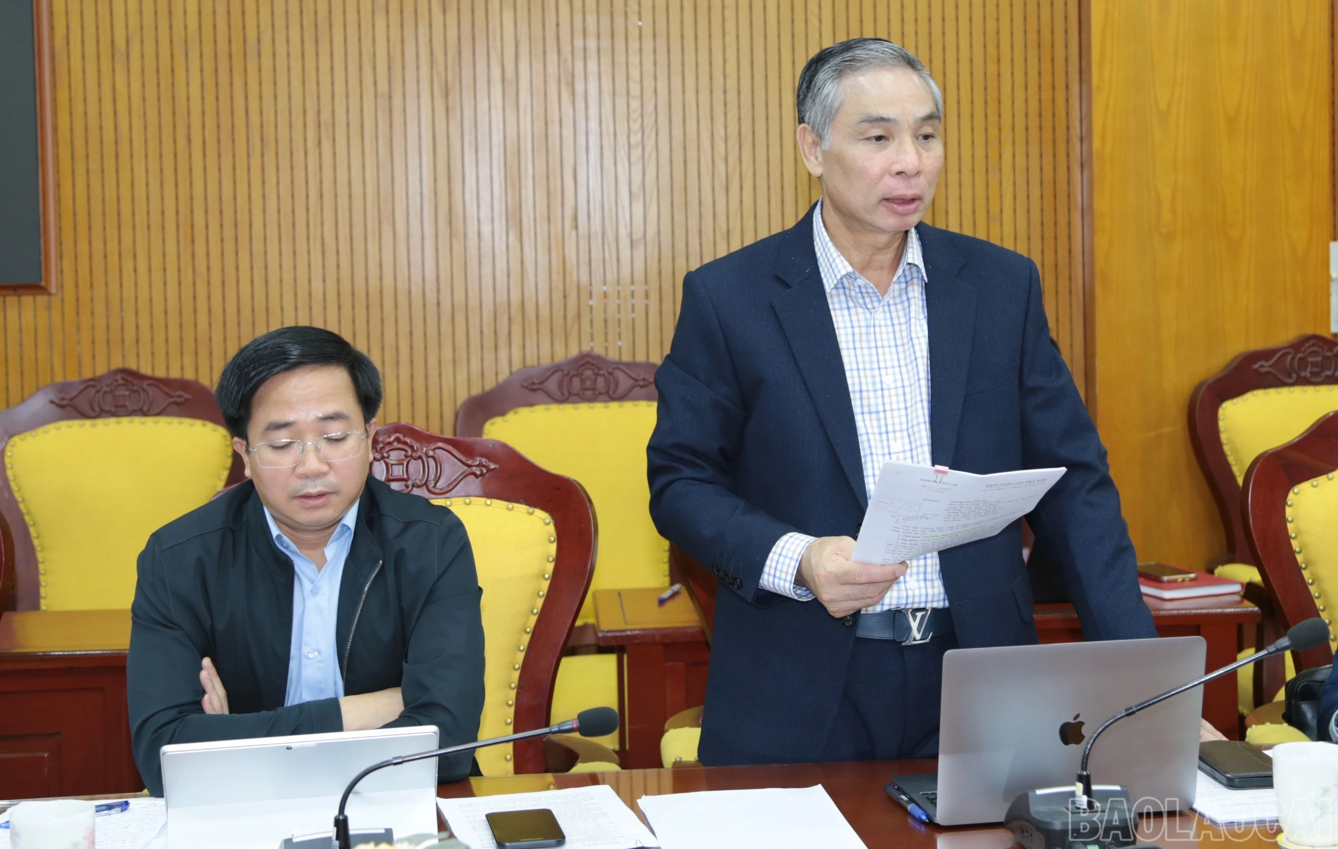 Đại biểu Hoàng Đăng Khoa, Chủ tịch UBND thành phố Lào Cai nêu ý kiến.