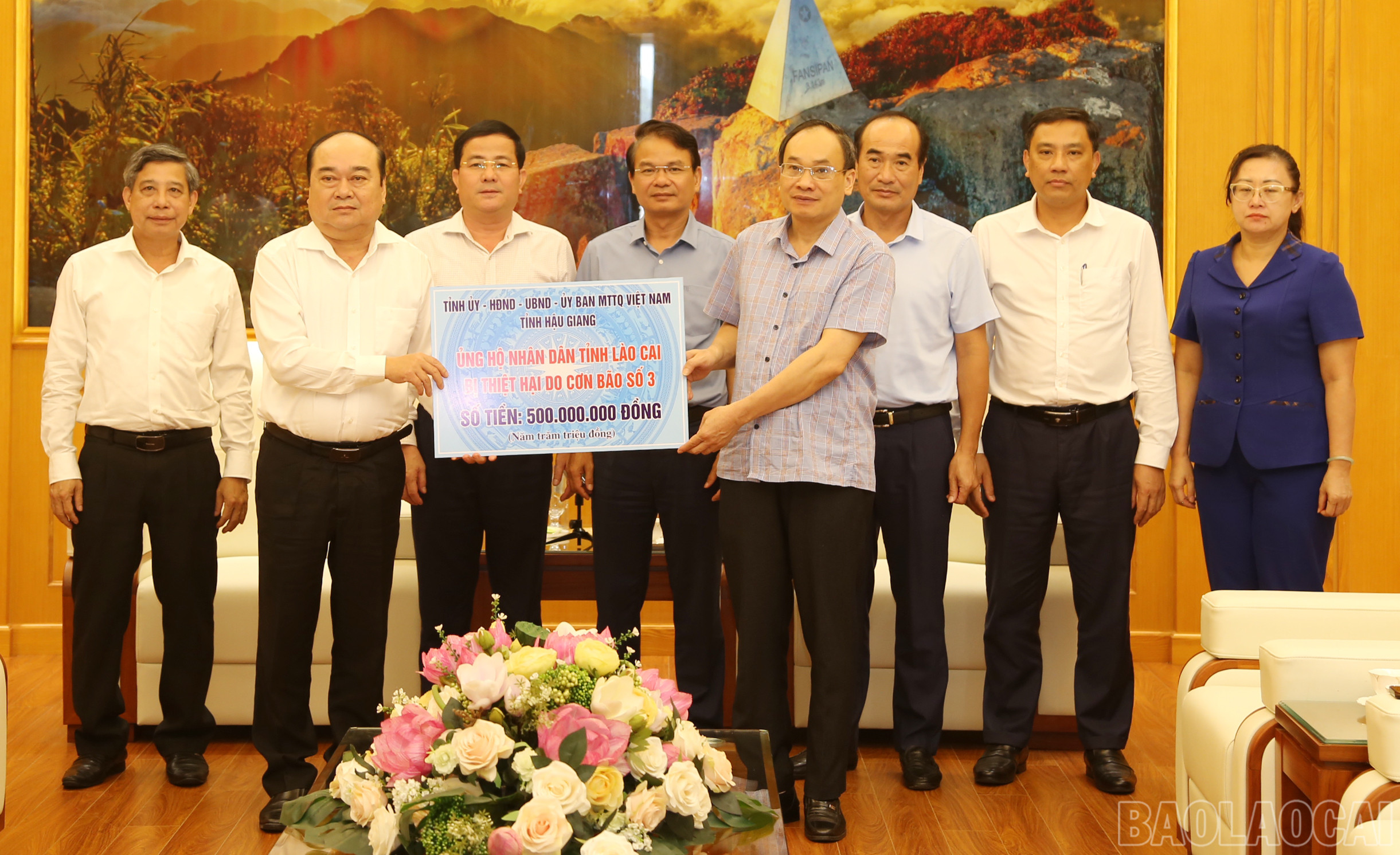 Đoàn công tác tỉnh Hậu Giang trao ủng hộ cho đồng bào tỉnh Lào Cai bị thiệt hại do cơn bão số 3. IMG_2565.JPG