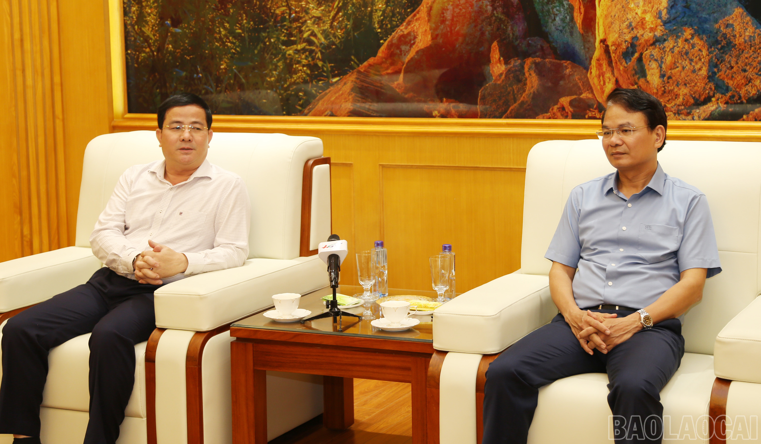 Lãnh đạo hai địa phương trao đổi về tình hình thiệt hại và công tác khắc phục hậu quả thiên tai trên địa bàn tỉnh Lào Cai. IMG_2550.JPG