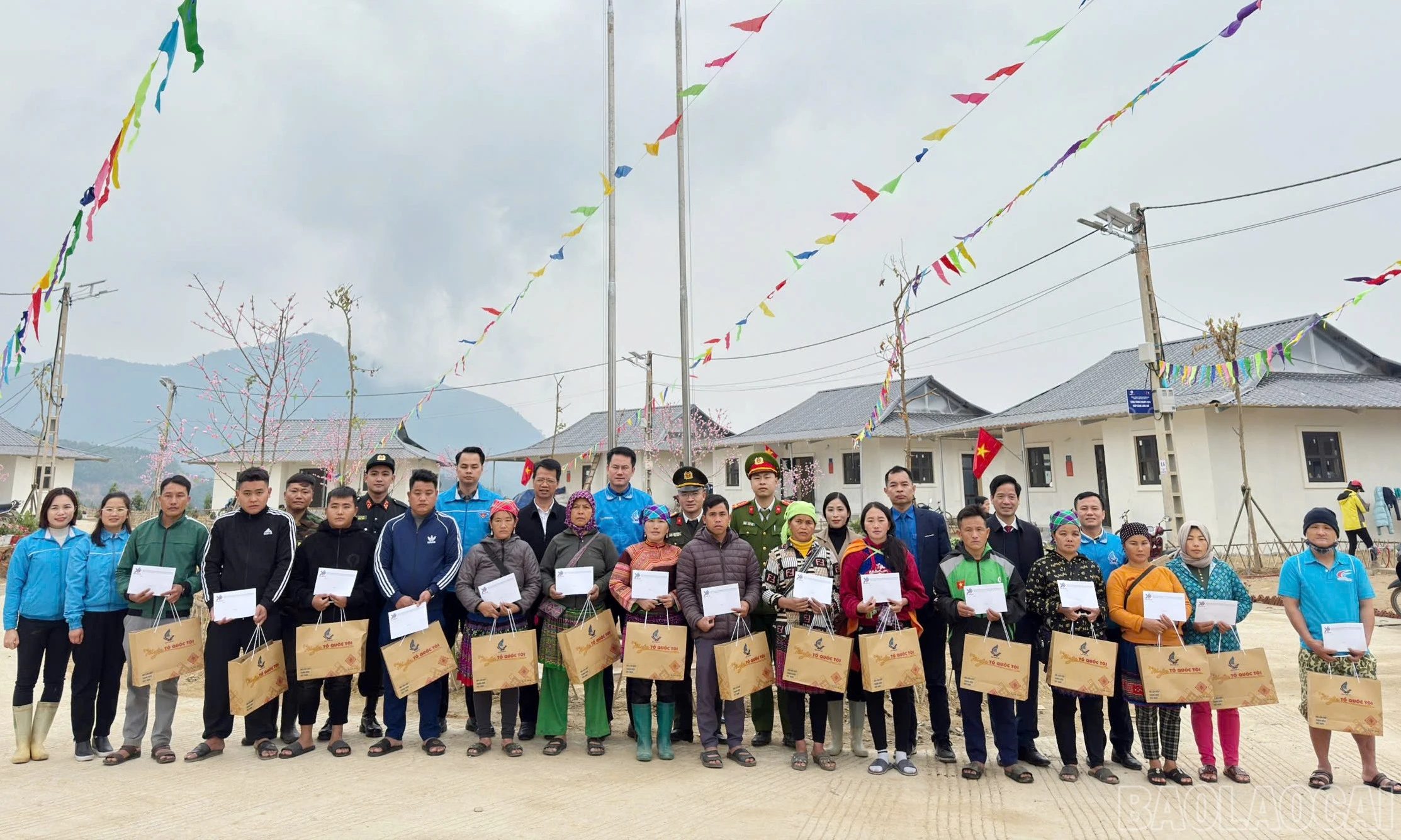 Tặng quà cho các hộ dân khu tái định cư Nậm Tông.