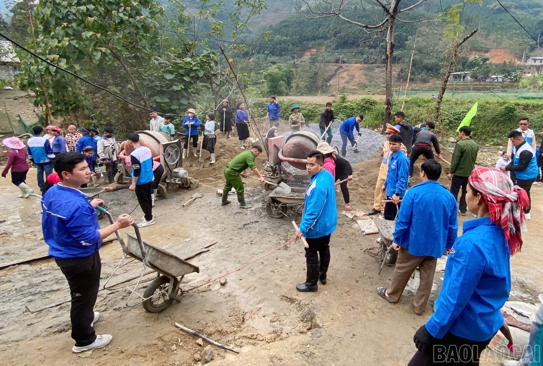 Đổ đường bê tông liên gia tại thôn Nậm Lúc Hạ.