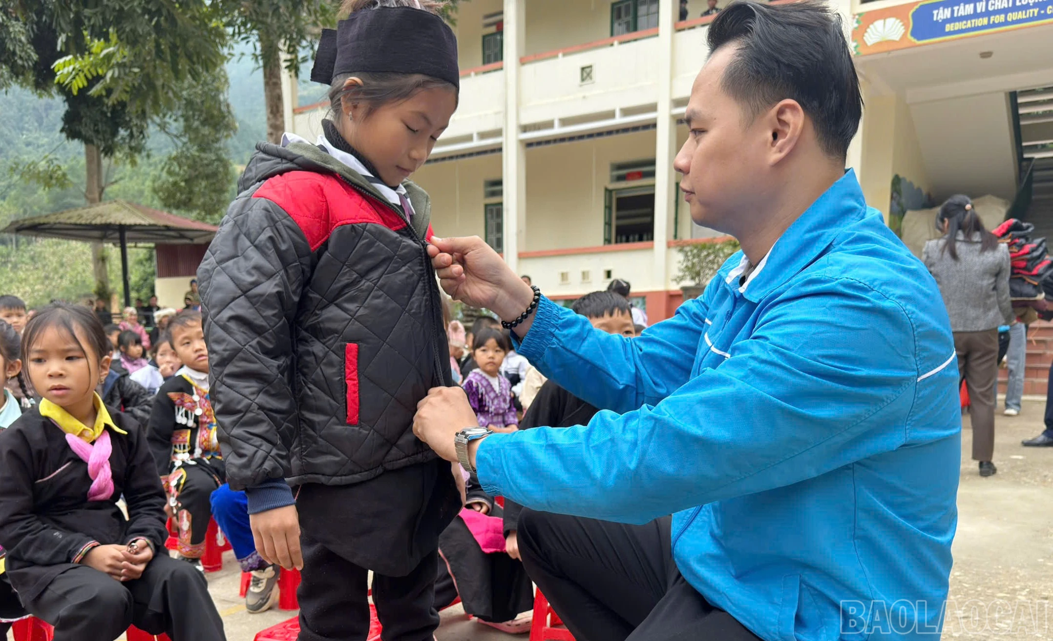 Tặng áo ấm cho học sinh.