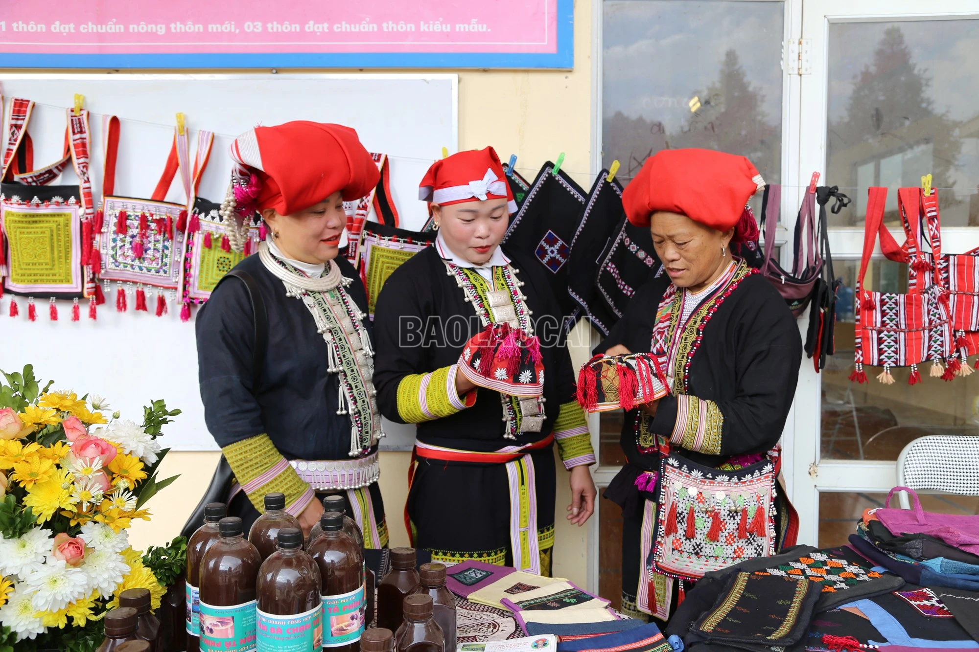 8.Phụ nữ là chủ thể tích cực tham gia gìn giữ bản sắc văn hóa của dân tộc..JPG