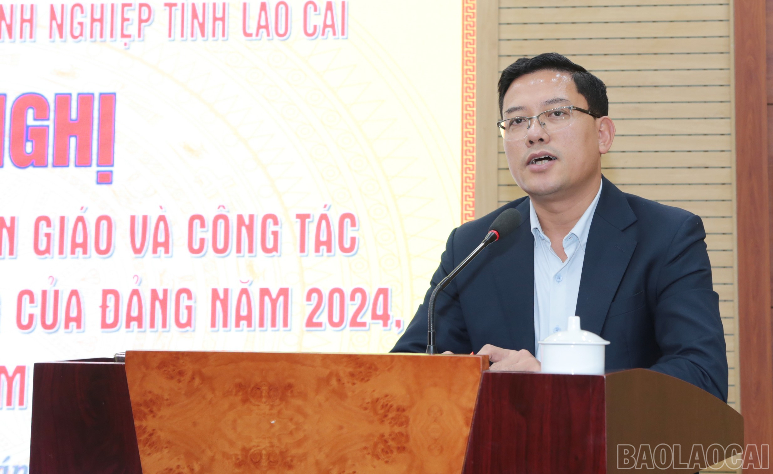Đại diện lãnh đạo Ban Tuyên giáo Tỉnh ủy phát biểu tại hội nghị. baolaocai-br_img-6171.jpg