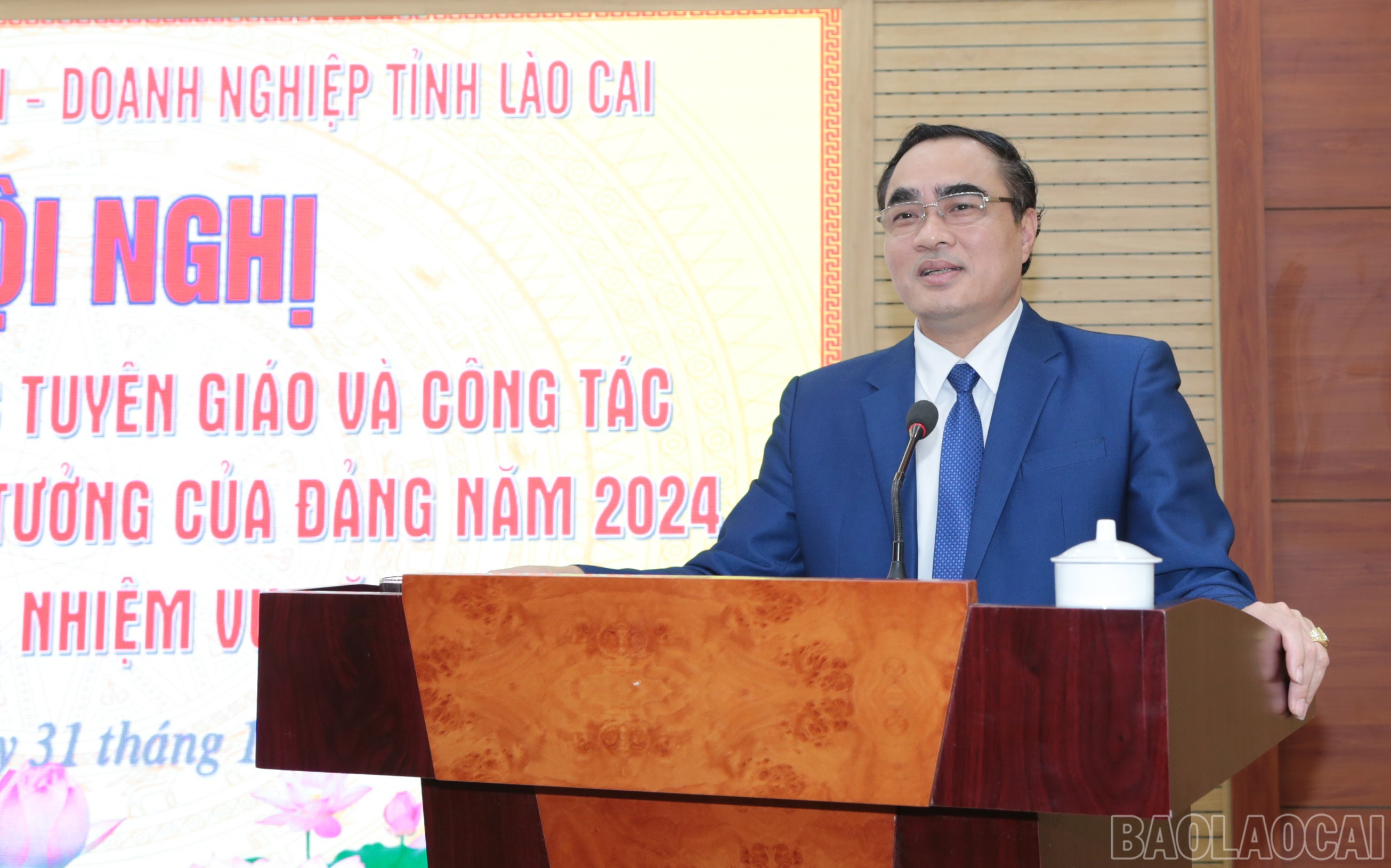 Bí thư Đảng ủy Khối Cơ quan - Doanh nghiệp tỉnh Nguyễn Hữu Long phát biểu tại hội nghị. baolaocai-br_img-6181.jpg
