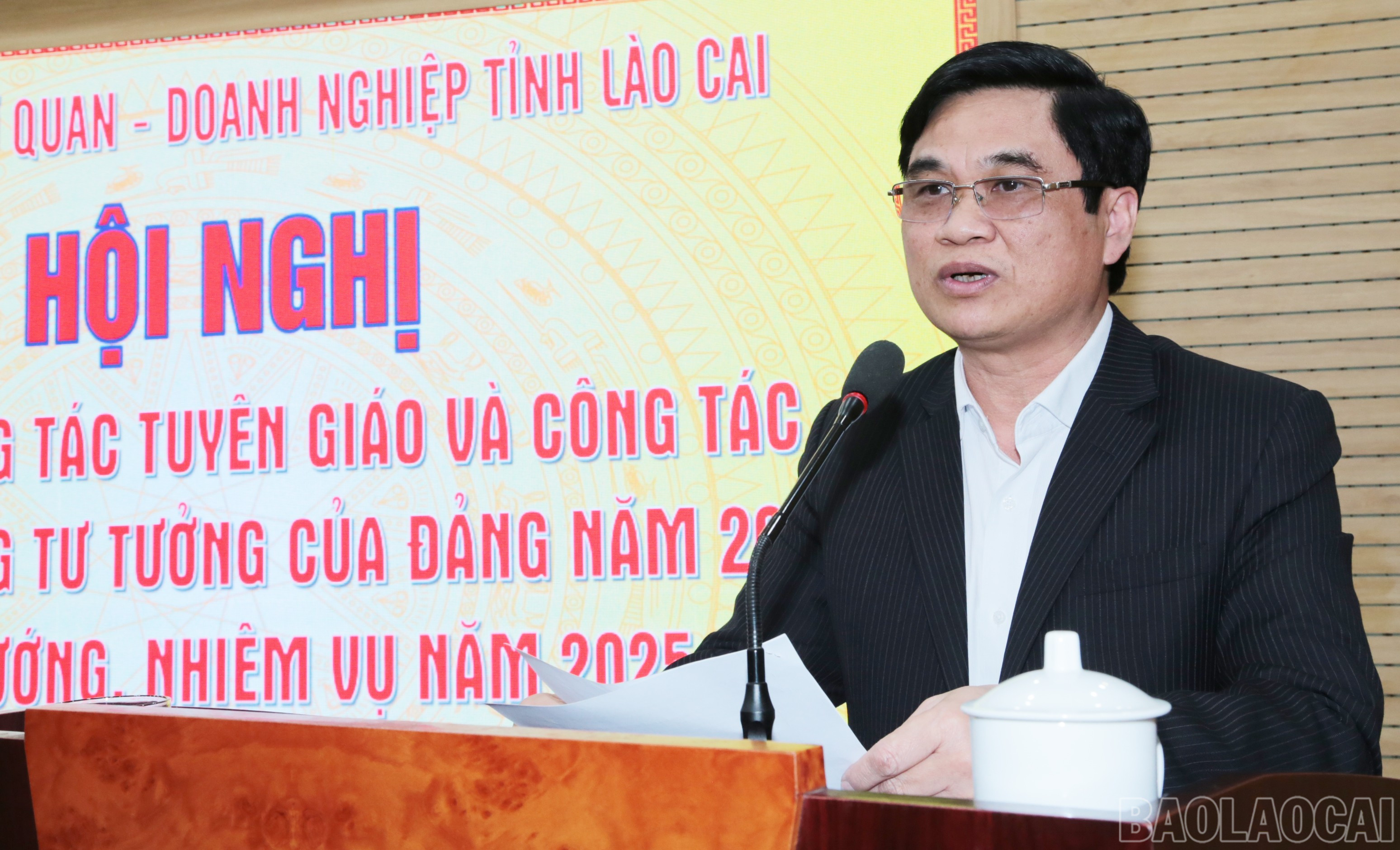 Đại diện lãnh đạo Sở Giáo dục và Đào tạo tham luận tại hội nghị. baolaocai-br_img-2282.jpg
