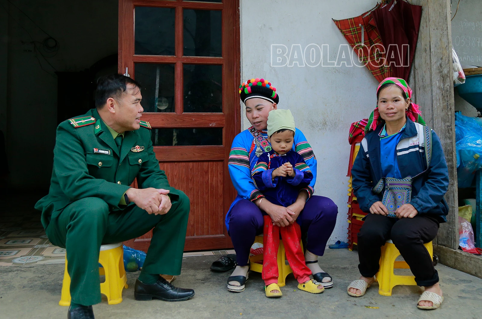 Cán bộ bộ đội biên phòng trò chuyện với người dân thôn Lao Tô Chải.jpg